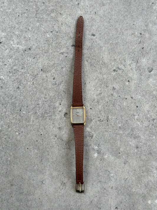 Vintage Pulsar 1980s gold-tone leather watch with round dial and classic design, showcasing a vintage timepiece style.