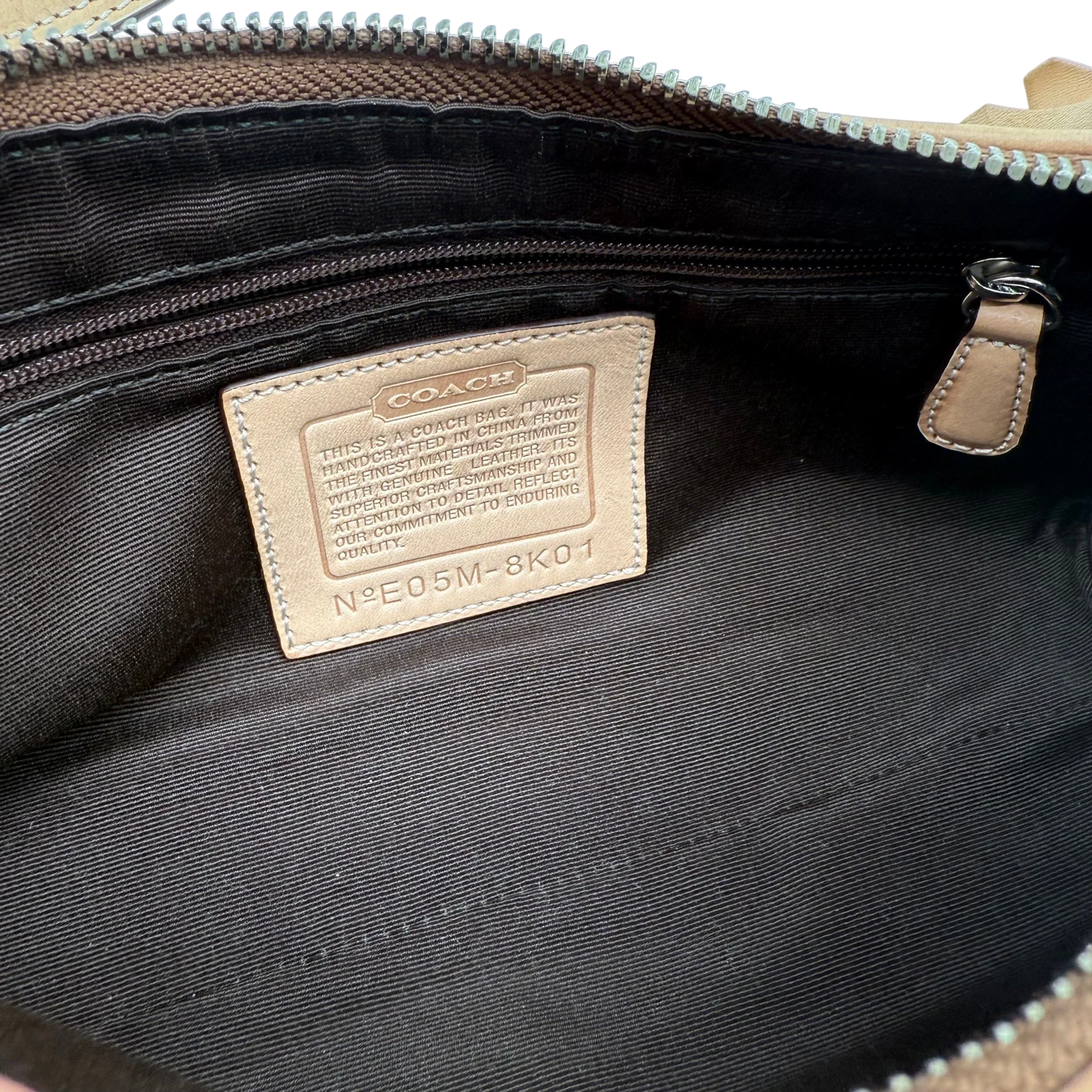 https://cdn.shopify.com/s/files/1/0564/9376/8855/files/coach-schultertasche-signature-beige-pochette-elegant-designer-damen-accessoire-trend21.webp?v=1777463883