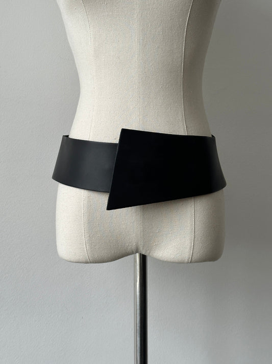 Vintage 1990s calf leather chunky minimal belt in W34, featuring classic minimal design and durable leather construction.