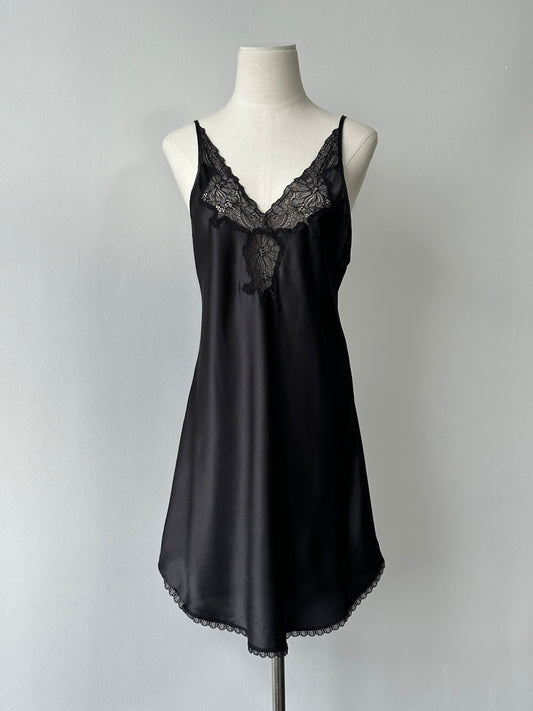 Oscar De La Renta satin lace mini slip dress in size M, featuring elegant satin fabric and intricate lace details.