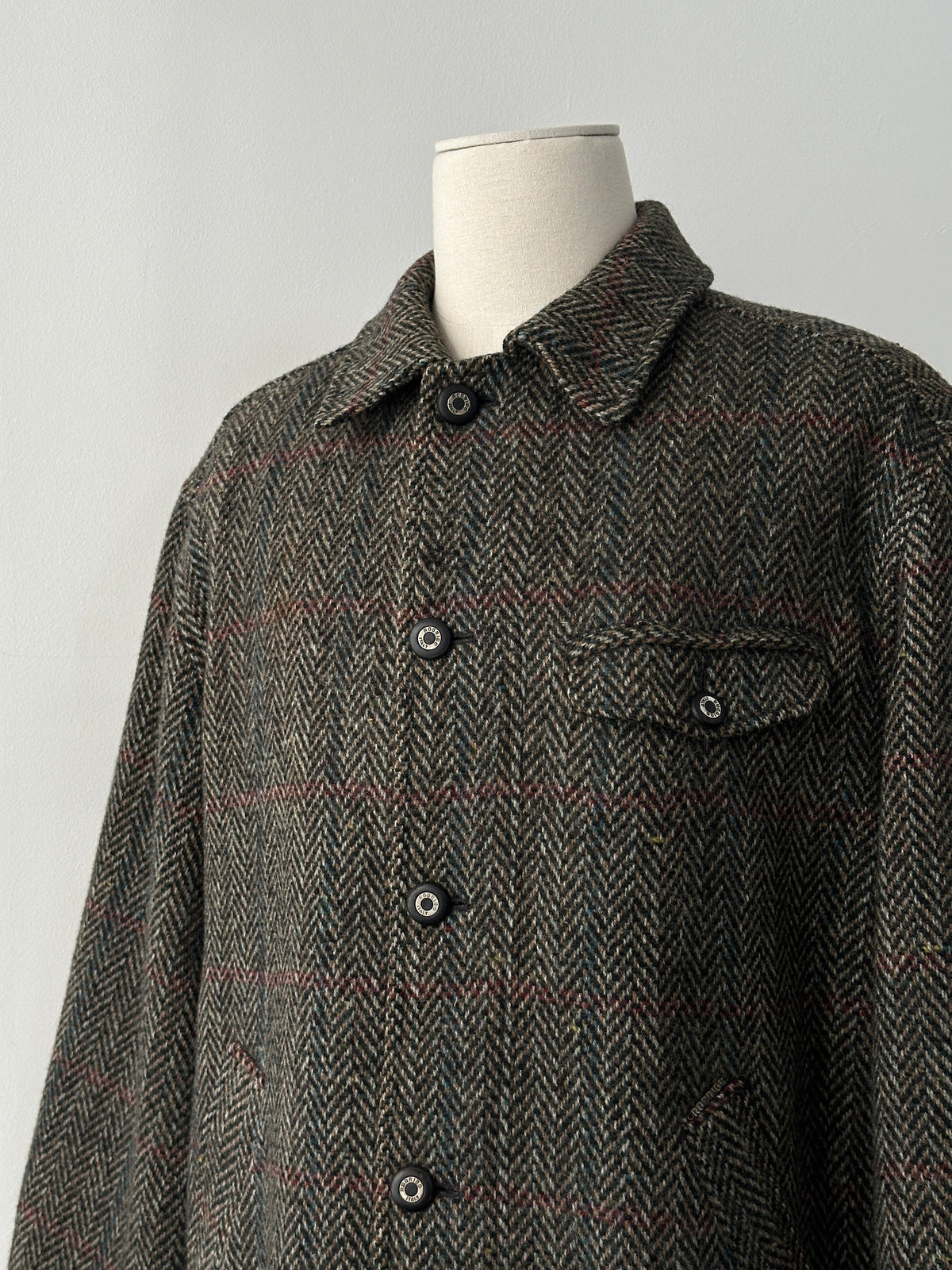Italian vintage 1980s pure wool herringbone coat in size large, classic tailored design with collar and button closure.