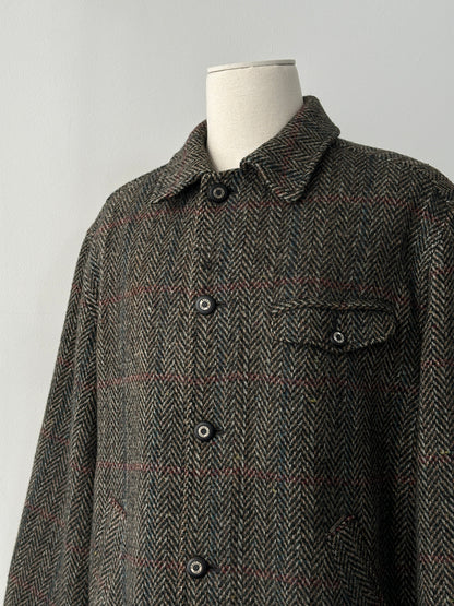 Italian vintage 1980s pure wool herringbone coat in size large, classic tailored design with collar and button closure.