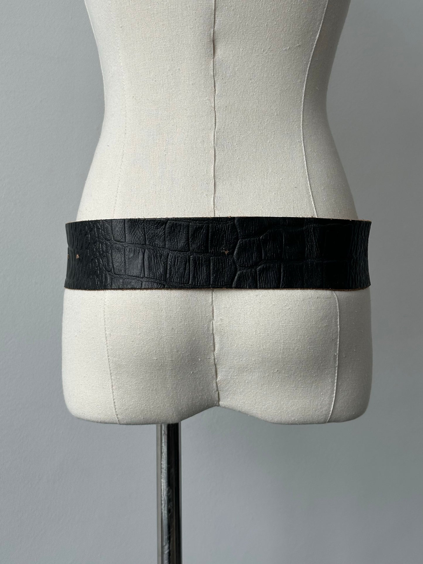 Vintage 1990s circular leather chunky belt with large round buckle, features aged leather and sturdy design.