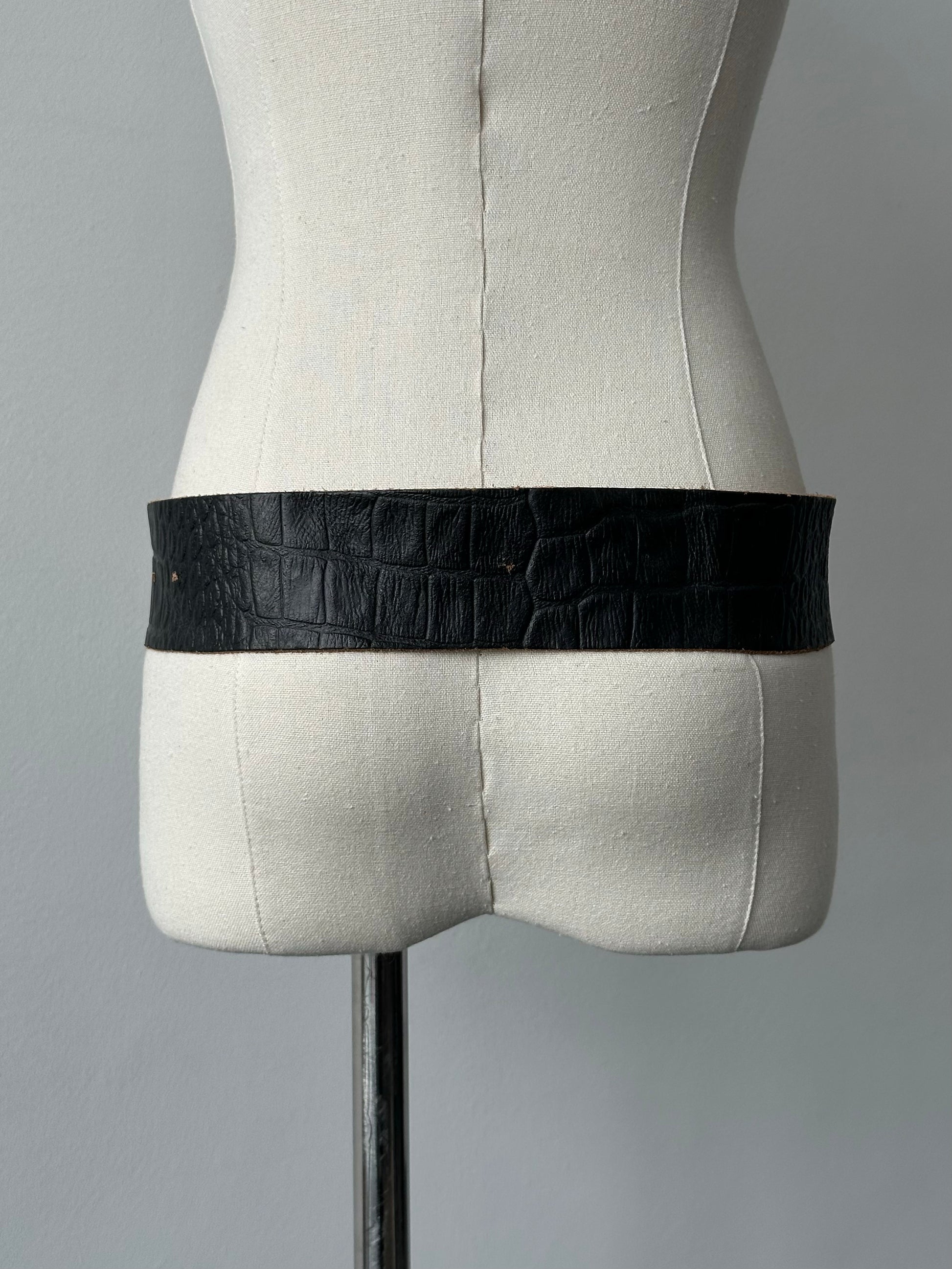 Vintage 1990s circular leather chunky belt with large round buckle, features aged leather and sturdy design.