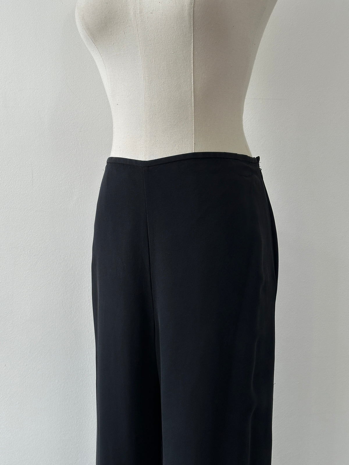 Vintage 1990s pure silk wide-leg trousers with W30, showcasing elegant fabric and relaxed fit, styled for a vintage look.
