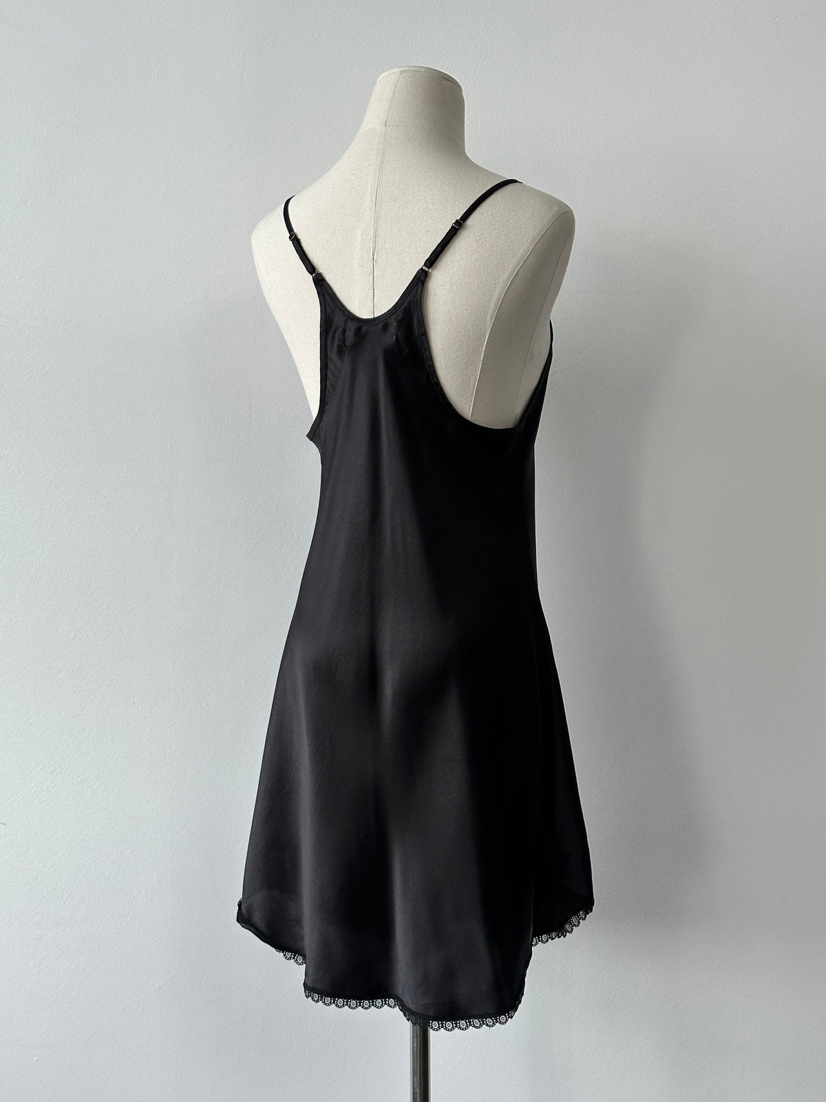 Oscar De La Renta satin lace mini slip dress in size M, featuring elegant satin fabric and delicate lace details.