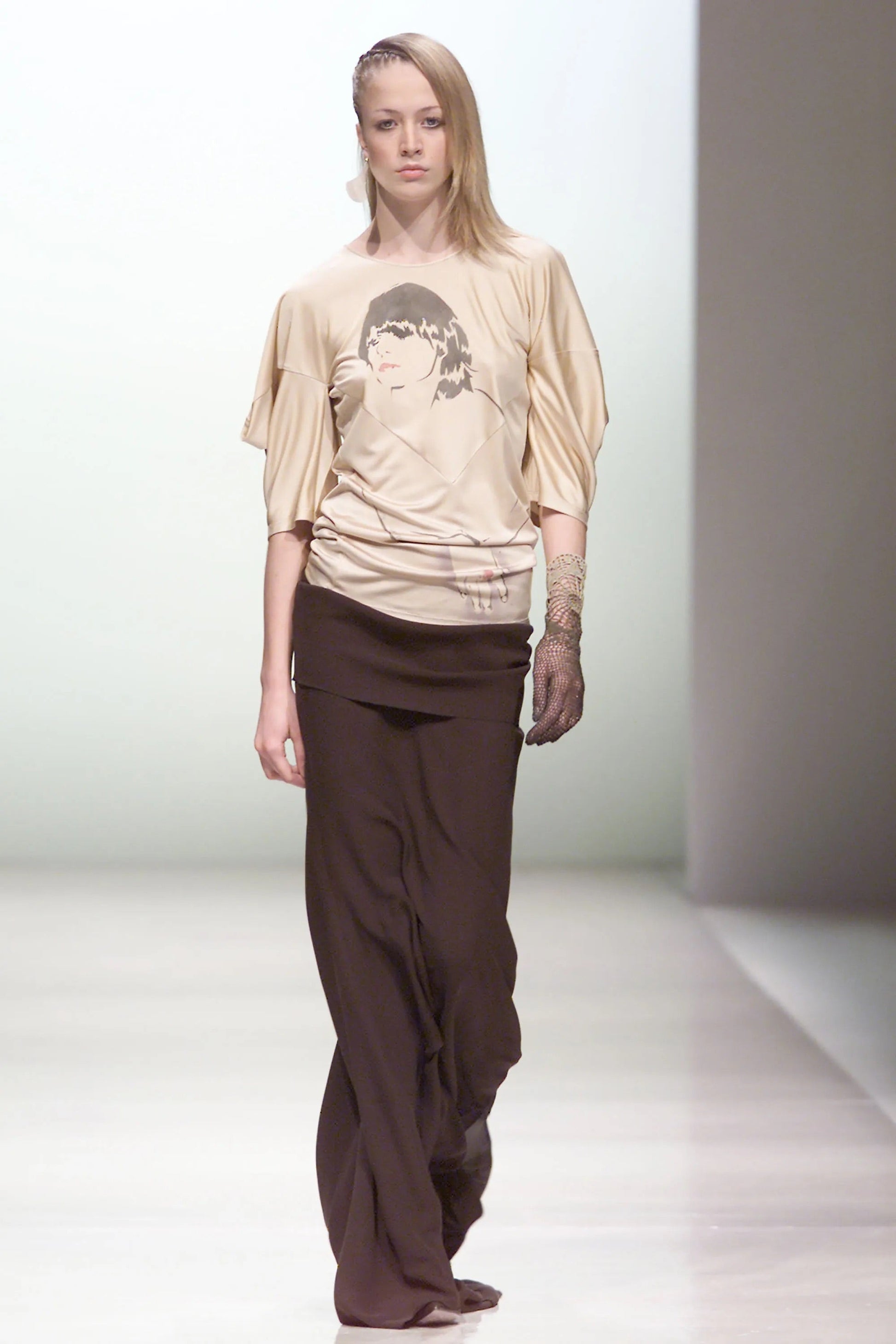 https://cdn.shopify.com/s/files/1/0608/1367/2525/files/11-chloe-ready-to-wear-fall-2001-raquel-zimmermann.jpg?v=1771447824