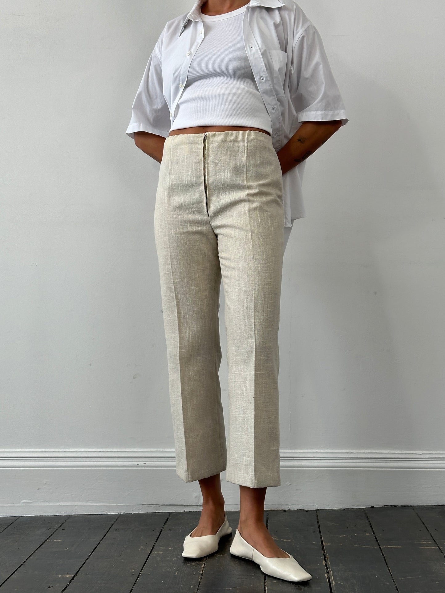 Vintage 1990s linen high waist cropped trousers, size W26, featuring a relaxed fit and classic high-rise design.