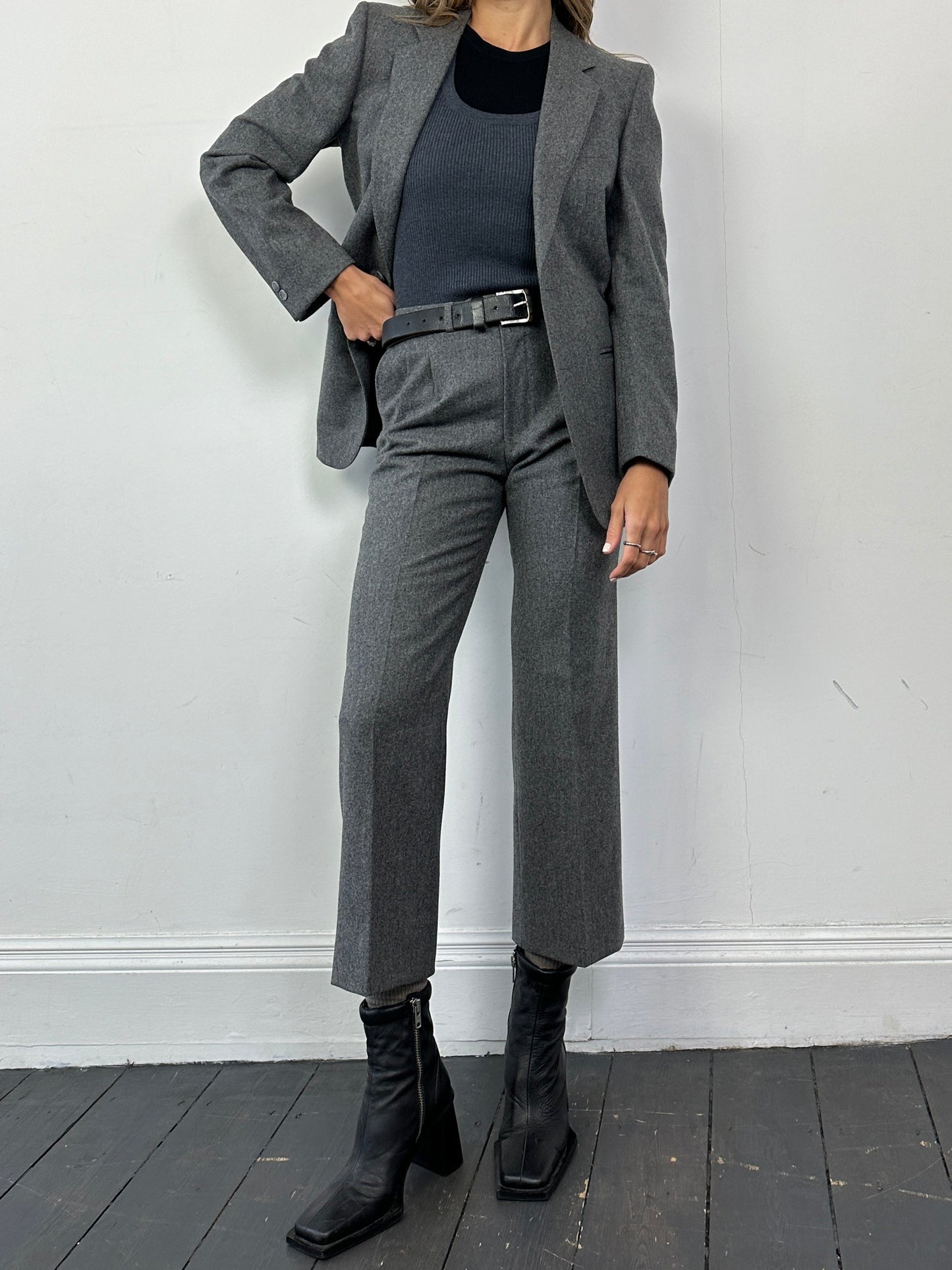 Vintage Italian single-breasted wool suit in size XS/W27, showcasing classic tailored design and elegant fabric.