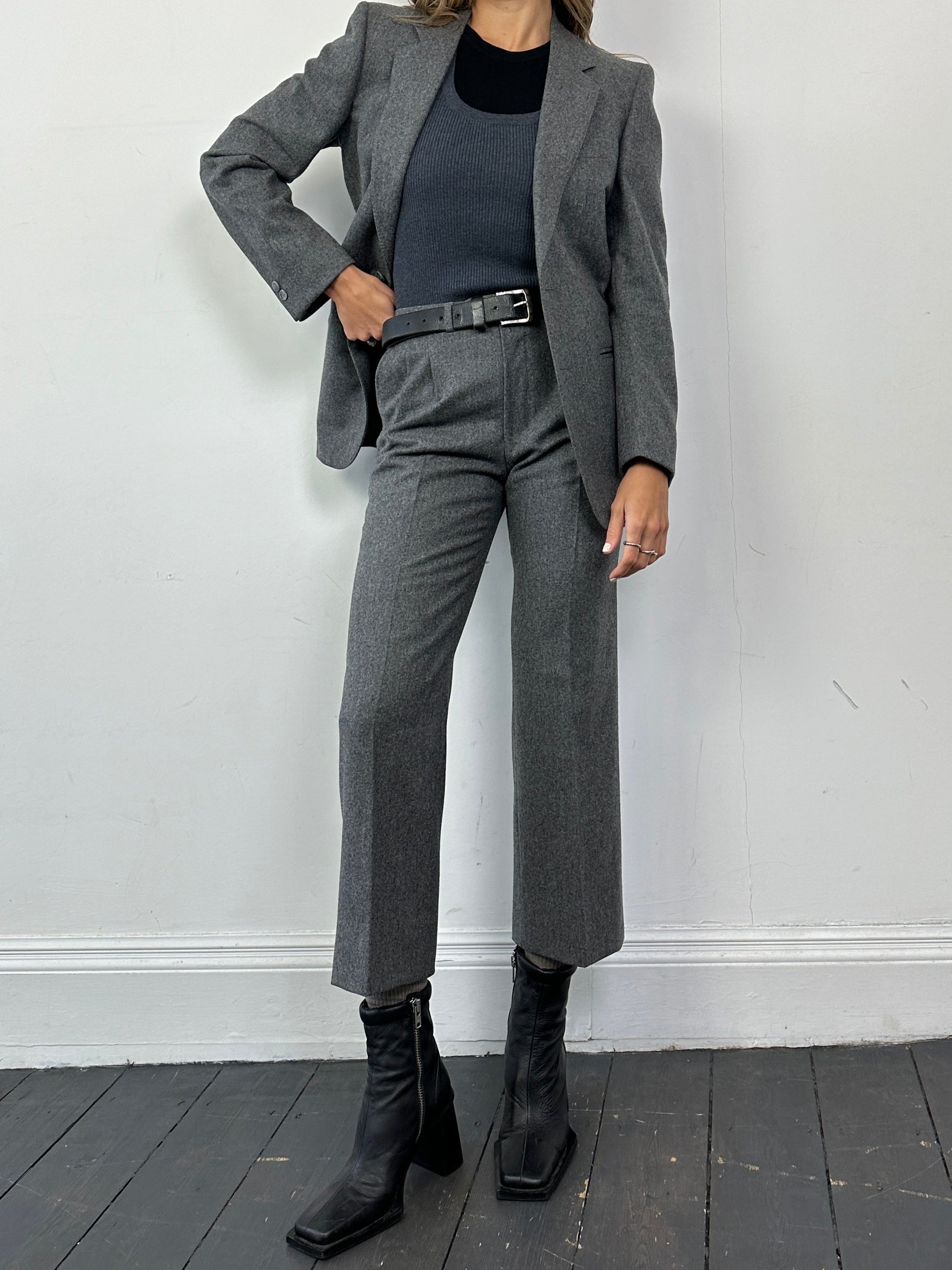 Vintage Italian single-breasted wool suit in size XS/W27, showcasing classic tailored design and elegant fabric.
