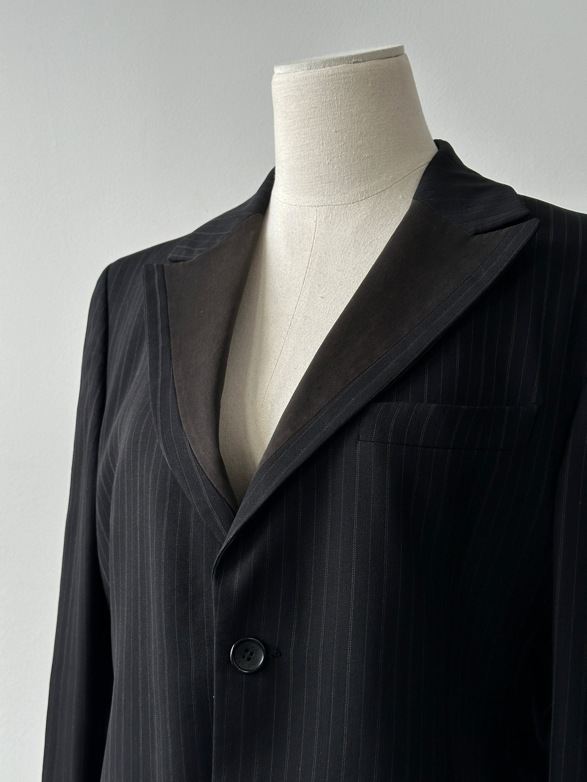 Dolce & Gabbana 1990s pure wool striped tuxedo blazer, men's size L, featuring classic tailored fit and bold stripe pattern.