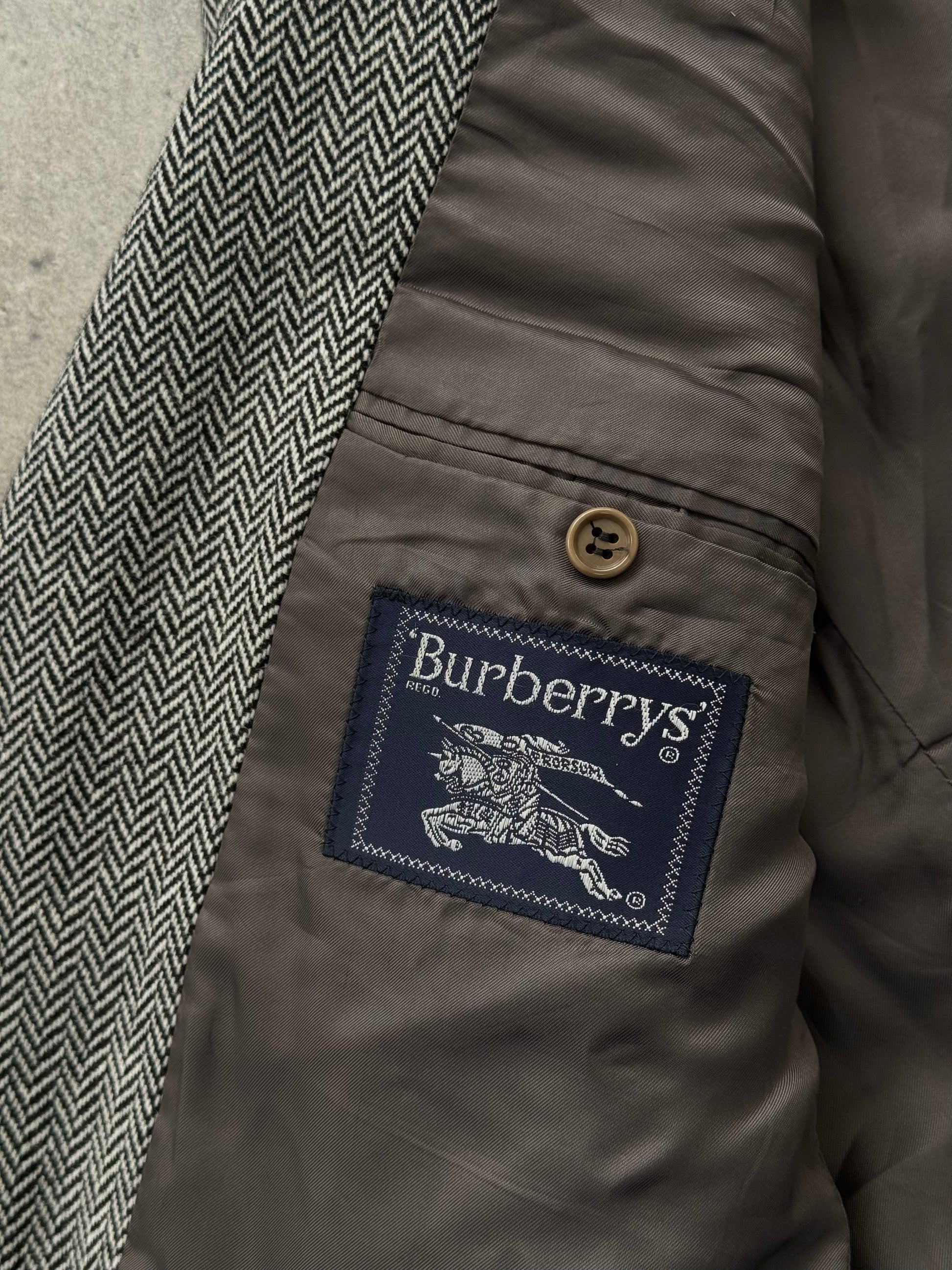 Burberry 1990s pure wool herringbone blazer in XL size, classic tailored design with check pattern and structured fit.