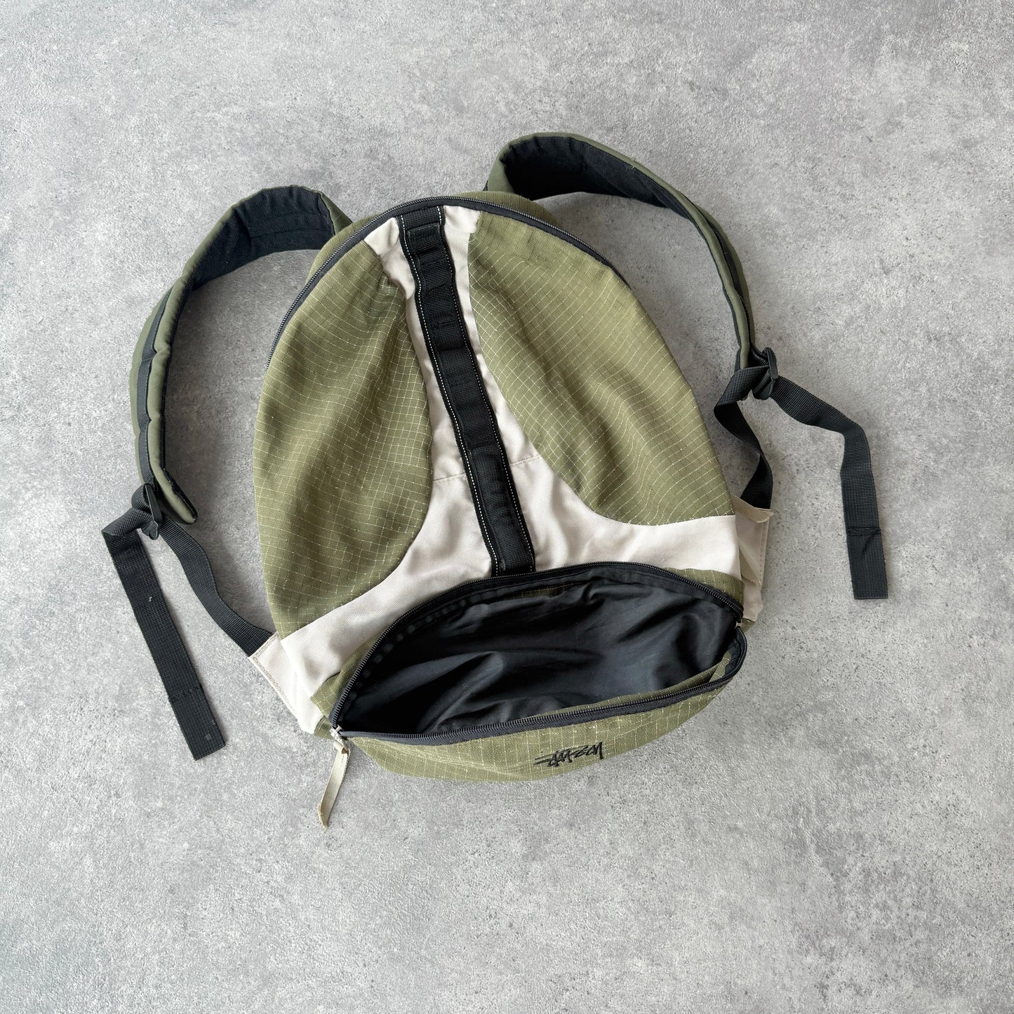 Stussy 1990s technical 35L backpack (19”x15”)