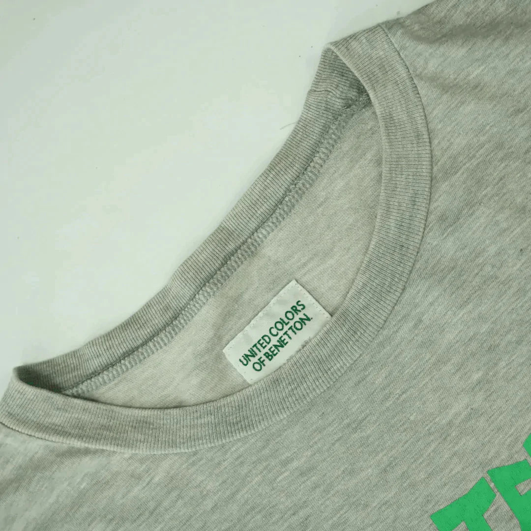 BENETTON SPELLOUT GREY TEE  (M)