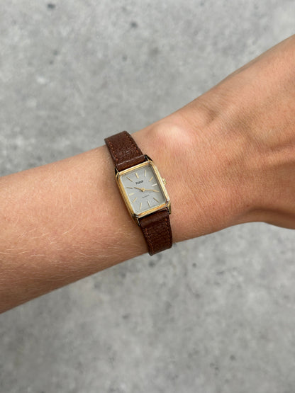 Vintage Pulsar 1980s gold-tone leather watch with round face and classic design, featuring leather strap and vintage style.