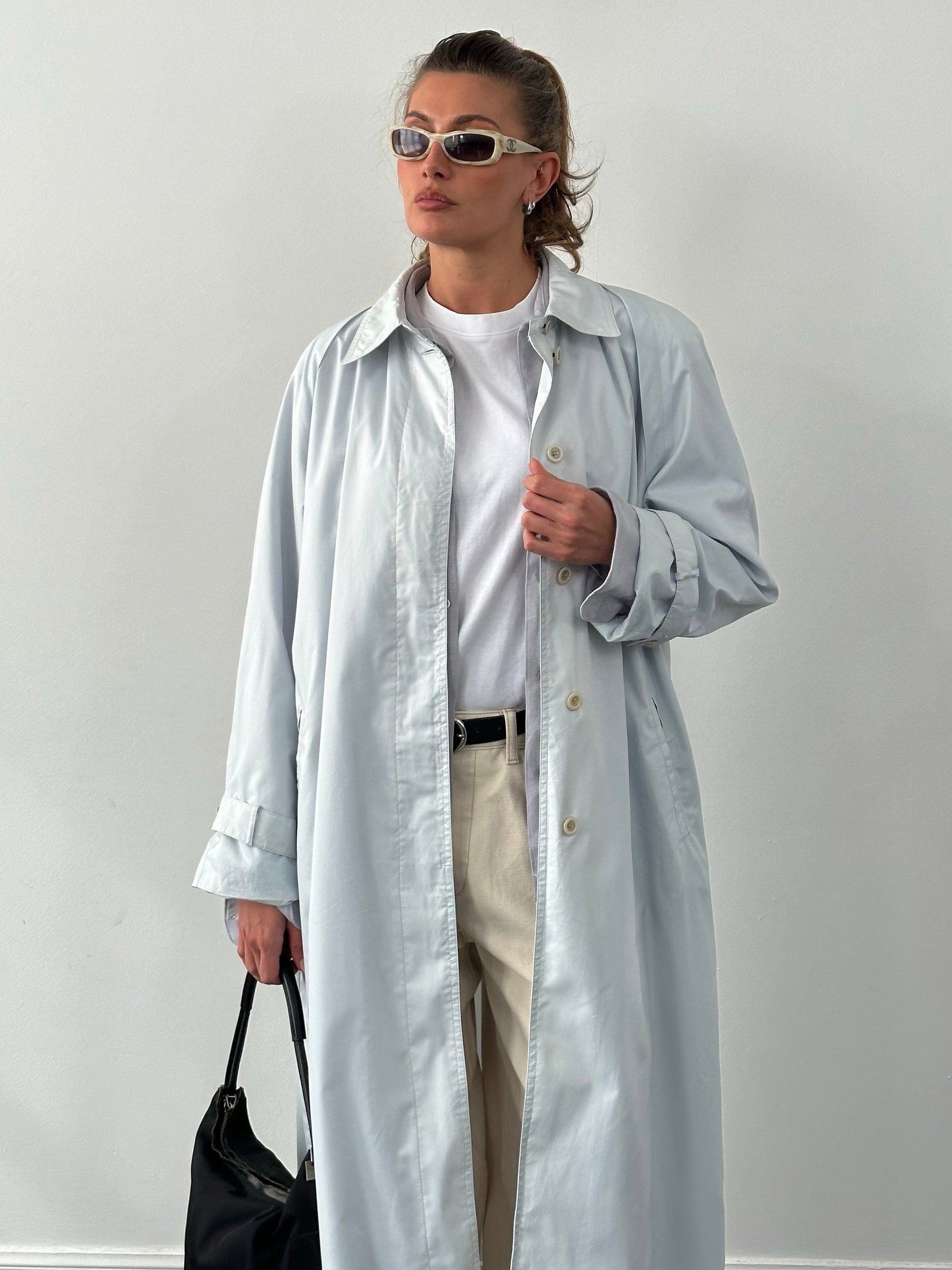 London Fog 1990s men's trench coat with concealed placket in XL, showcasing classic beige fabric and stylish design details.