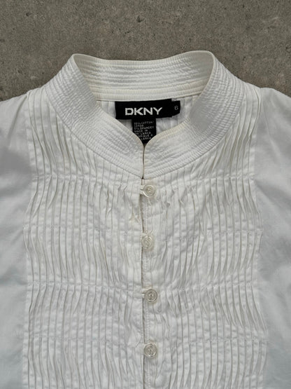 DKNY 2000s pleated cotton sleeveless top in white, featuring a fitted bodice and pleated design, size M.
