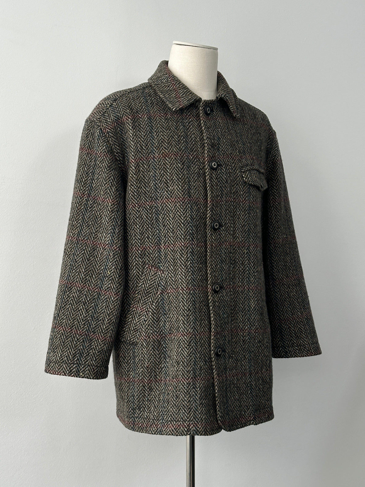 Vintage Italian 1980s pure wool herringbone coat in size L, featuring classic tailored style and timeless craftsmanship.