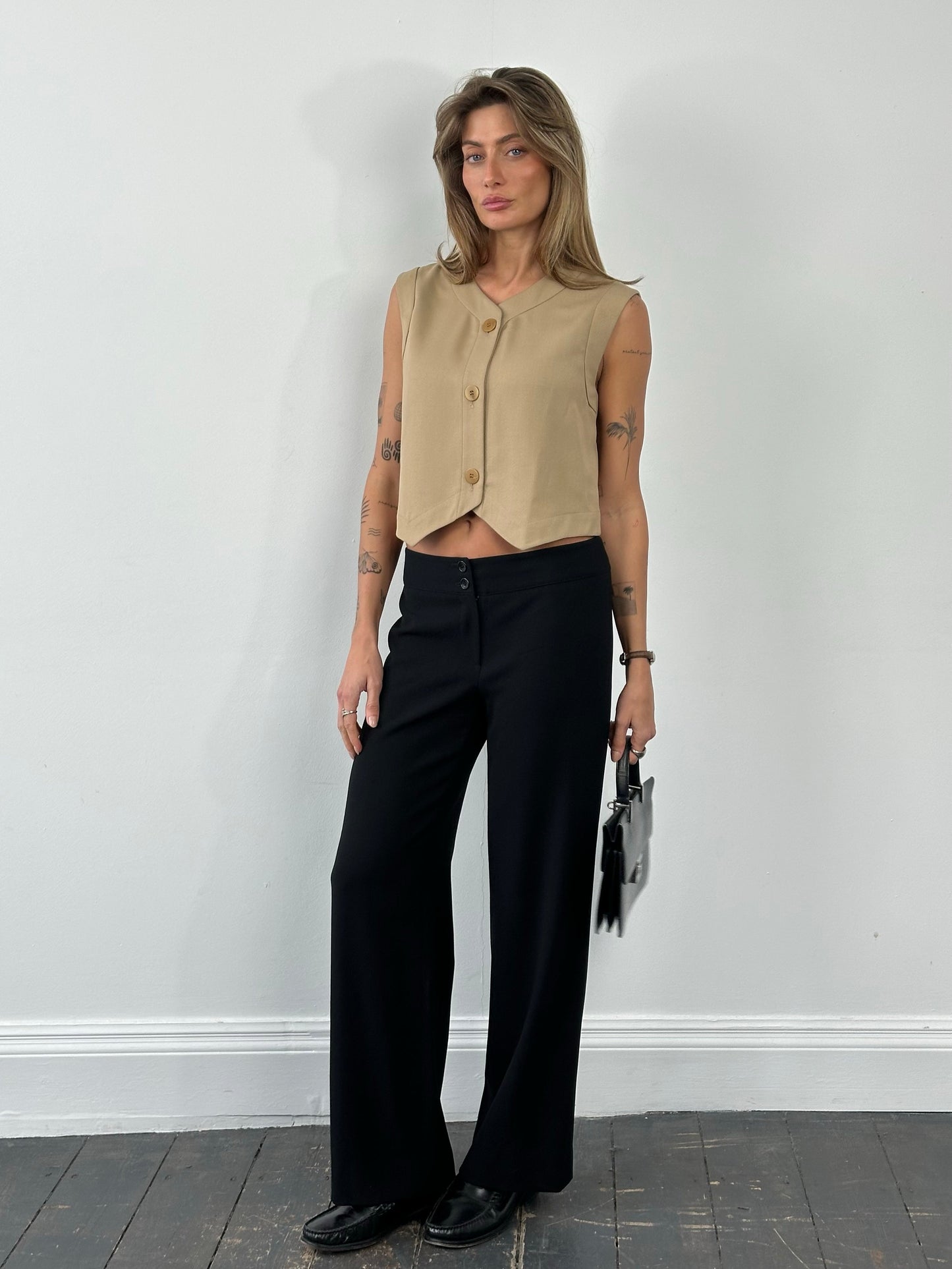 Armani Collezioni 1990s wool wide-leg trousers in size W30, shown in a classic tailored style with a high waist and relaxed fit.