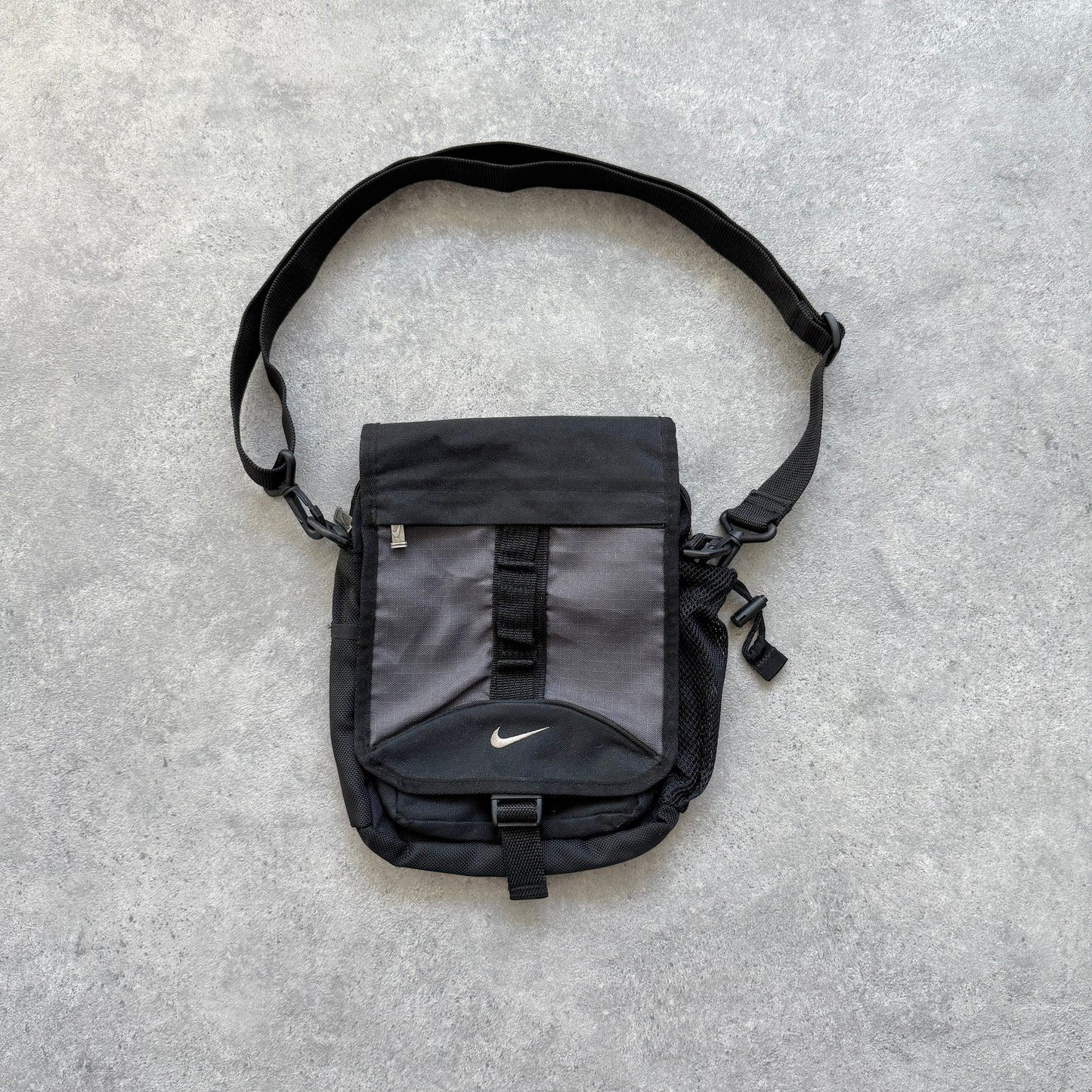 Nike 1990s cross body technical utility bag (11”x9”)