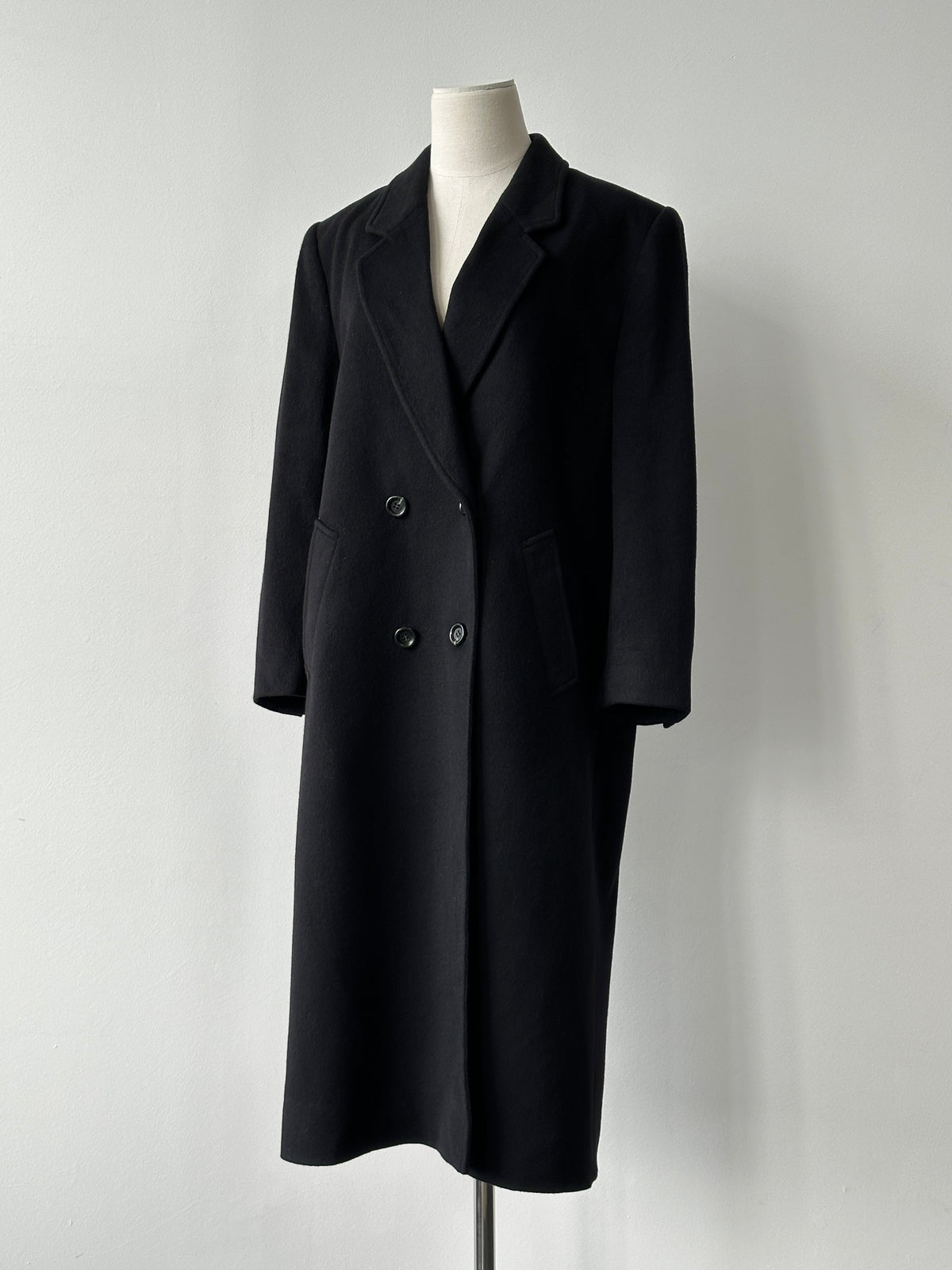 Vintage 1990s pure cashmere double-breasted coat in beige, classic style, with wide lapels and button details, size S-M.