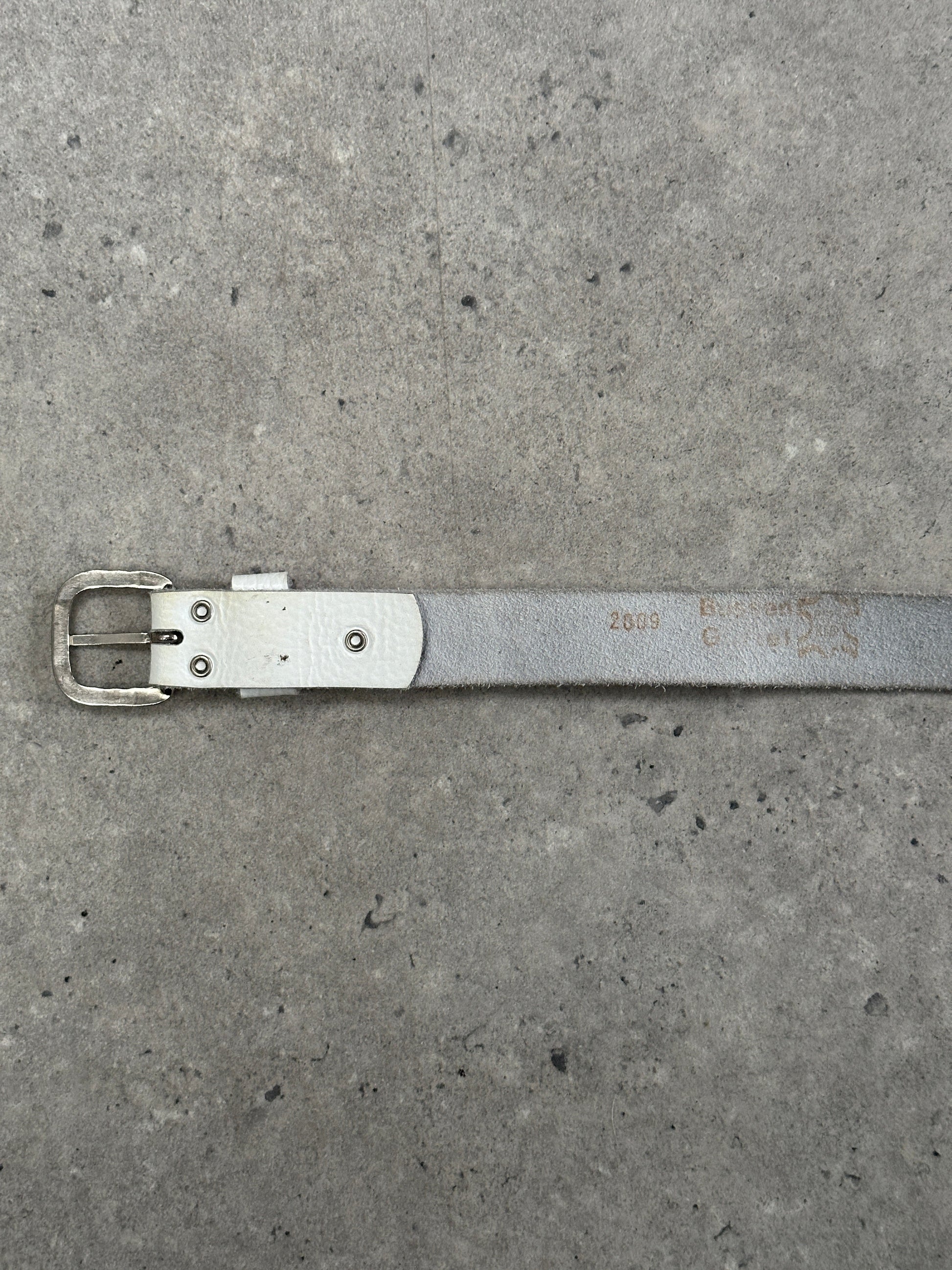 Vintage 1990s chrome leather belt with adjustable W24-30, featuring a classic buckle and retro style.