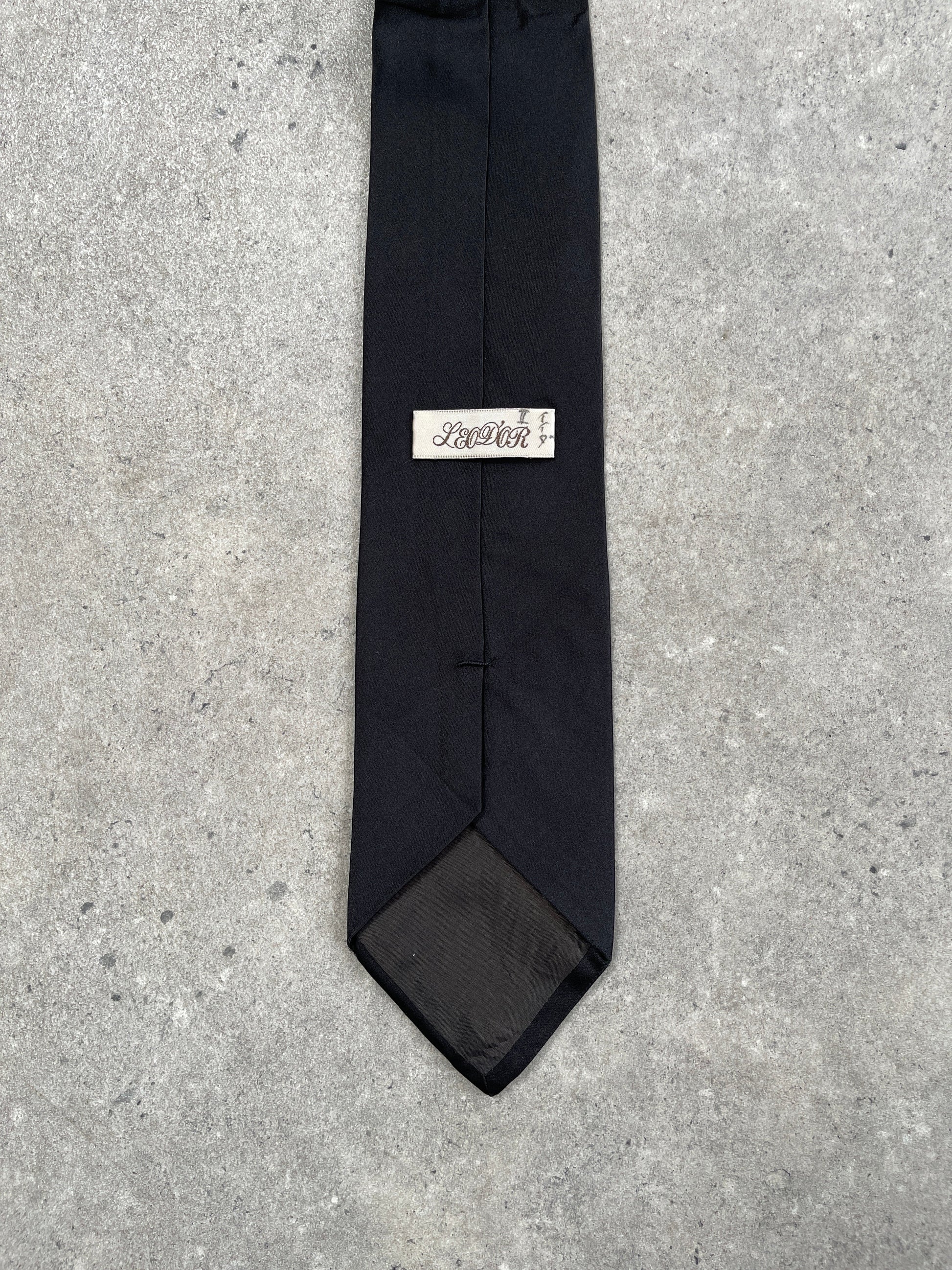 Vintage 1990s pure silk woven tie with intricate pattern, showcasing fine craftsmanship and classic style.