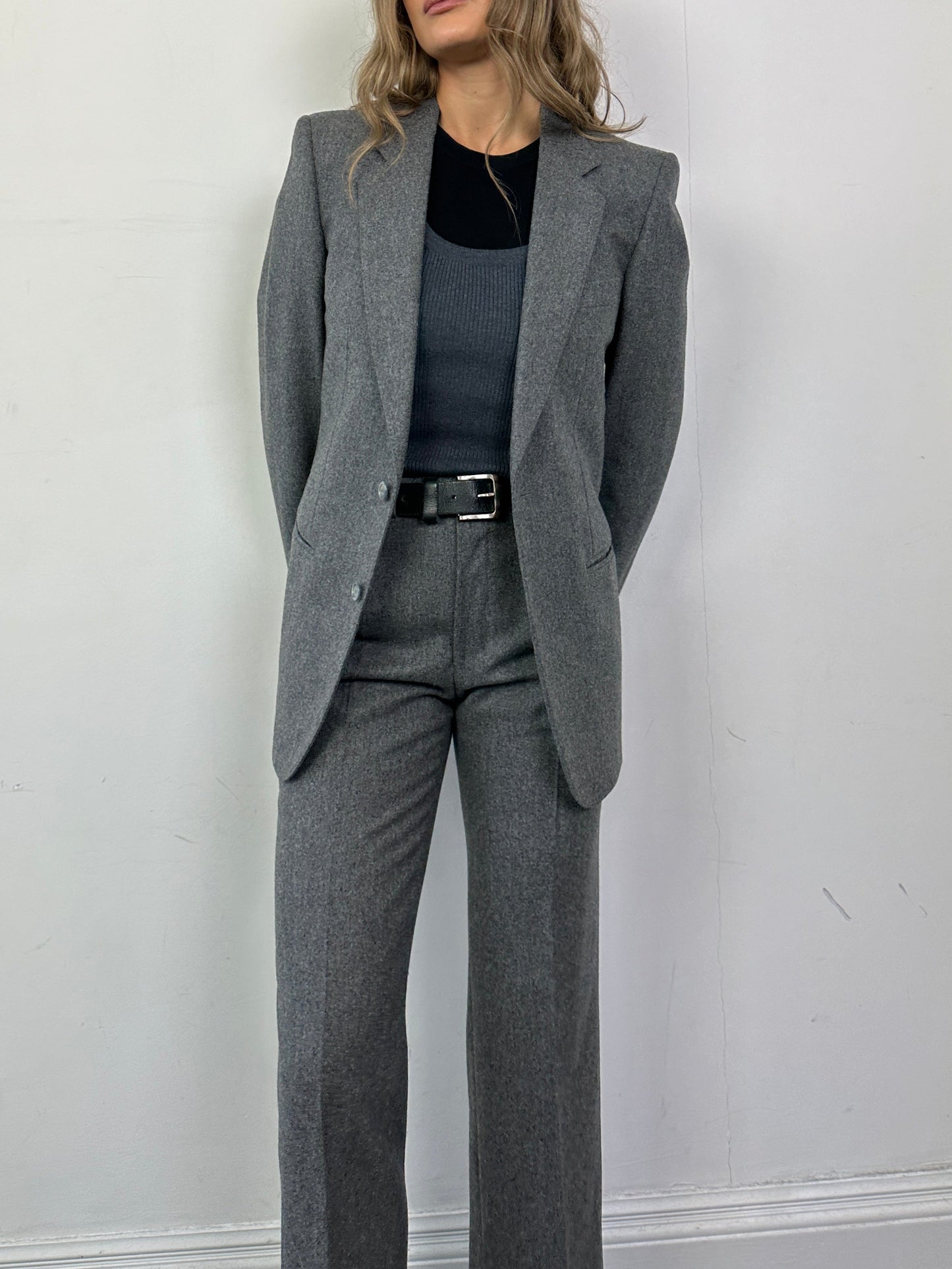 Vintage Italian vintage pure wool single-breasted suit in XS/W27, shown on a mannequin with classic tailoring details.