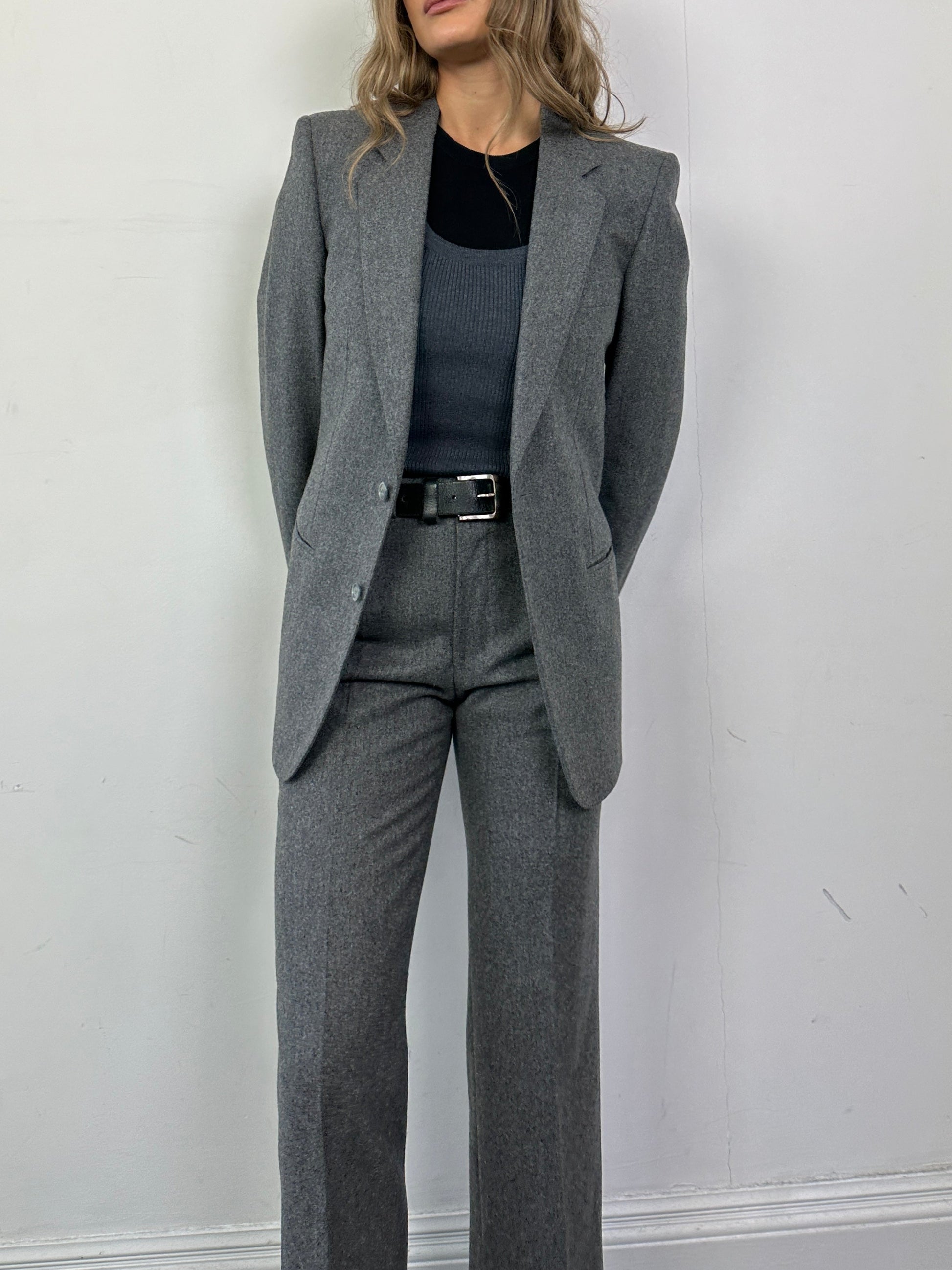Vintage Italian vintage pure wool single-breasted suit in XS/W27, shown on a mannequin with classic tailoring details.