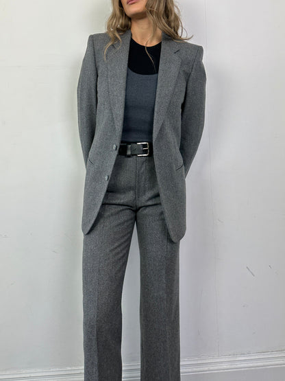 Vintage Italian vintage pure wool single-breasted suit in XS/W27, shown on a mannequin with classic tailoring details.