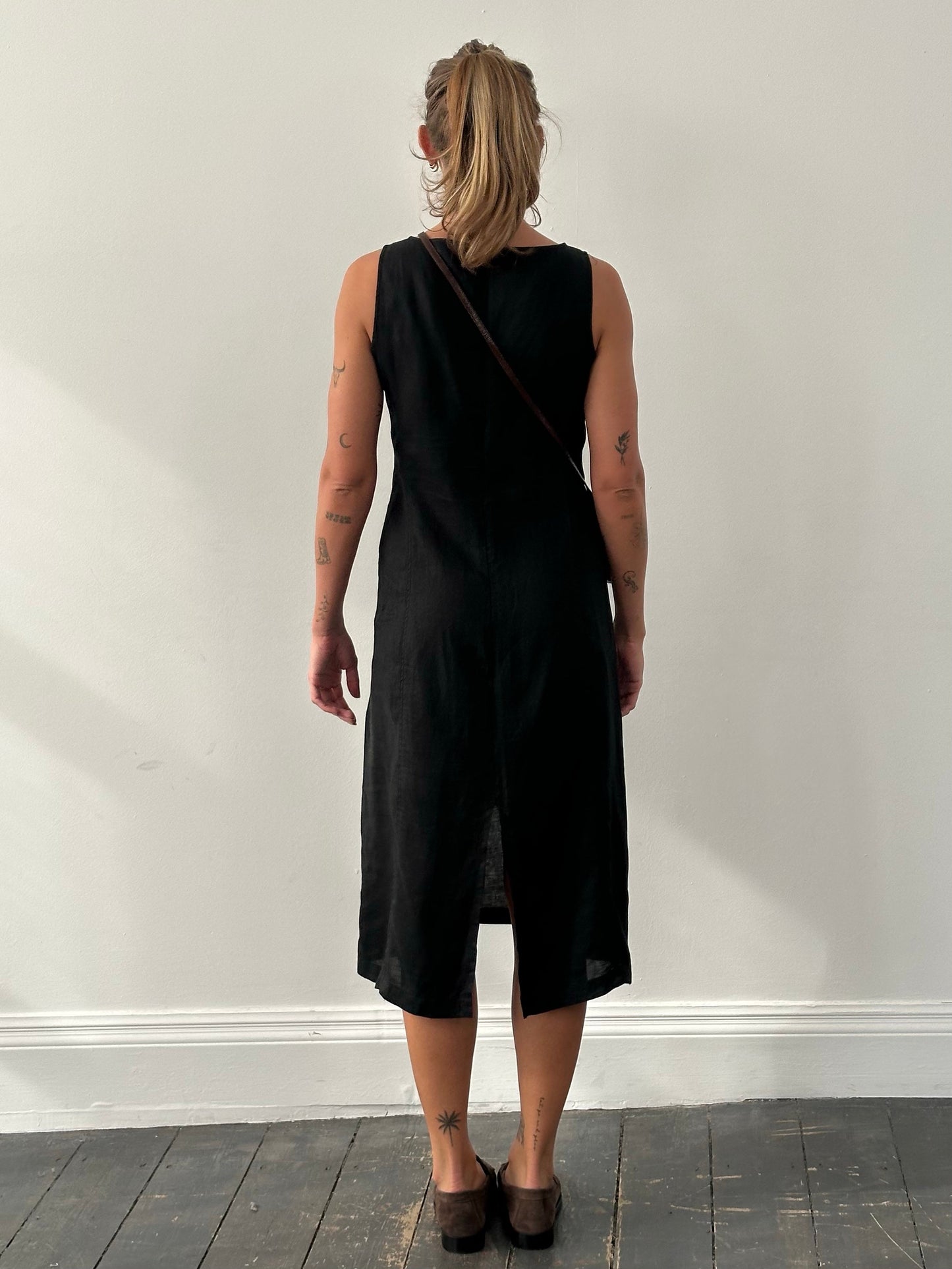 Armani Jeans 1990s pure linen sleeveless dress in size M, featuring a relaxed fit and classic 90s style in a natural linen fabric.
