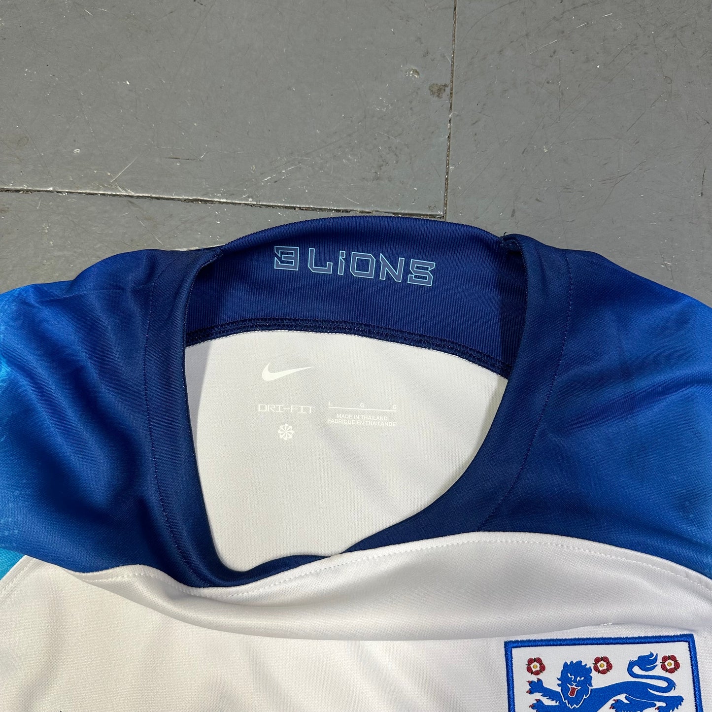 Nike England 2022/23 Shirt In White & Blue ( L )