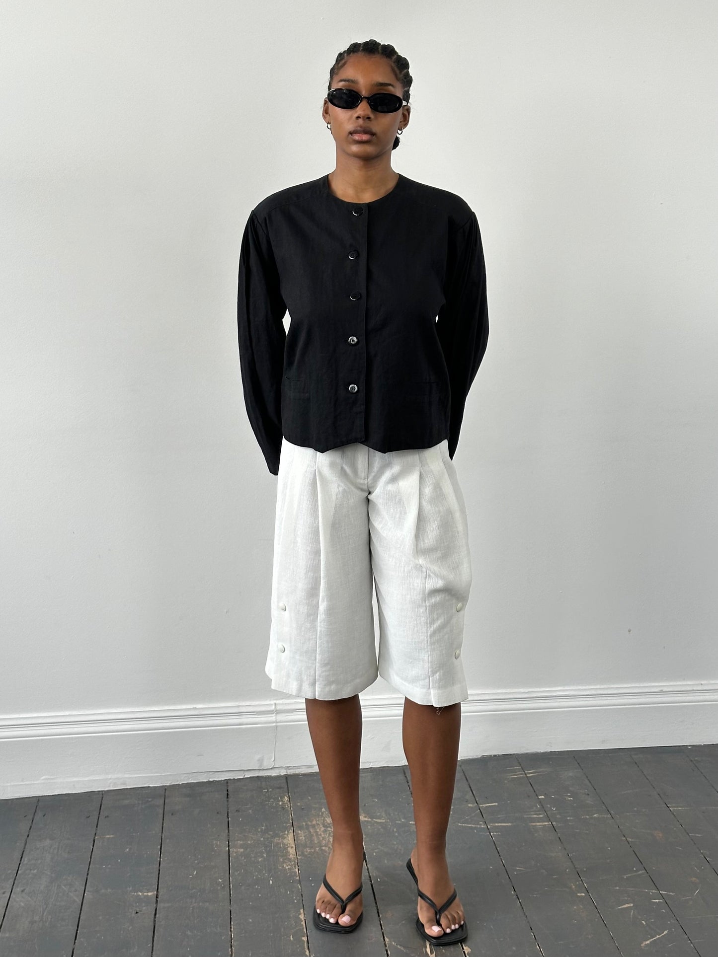 Vintage Japanese vintage pleated high-waisted culottes shorts in W24-26, with a relaxed fit and classic 1990s style.