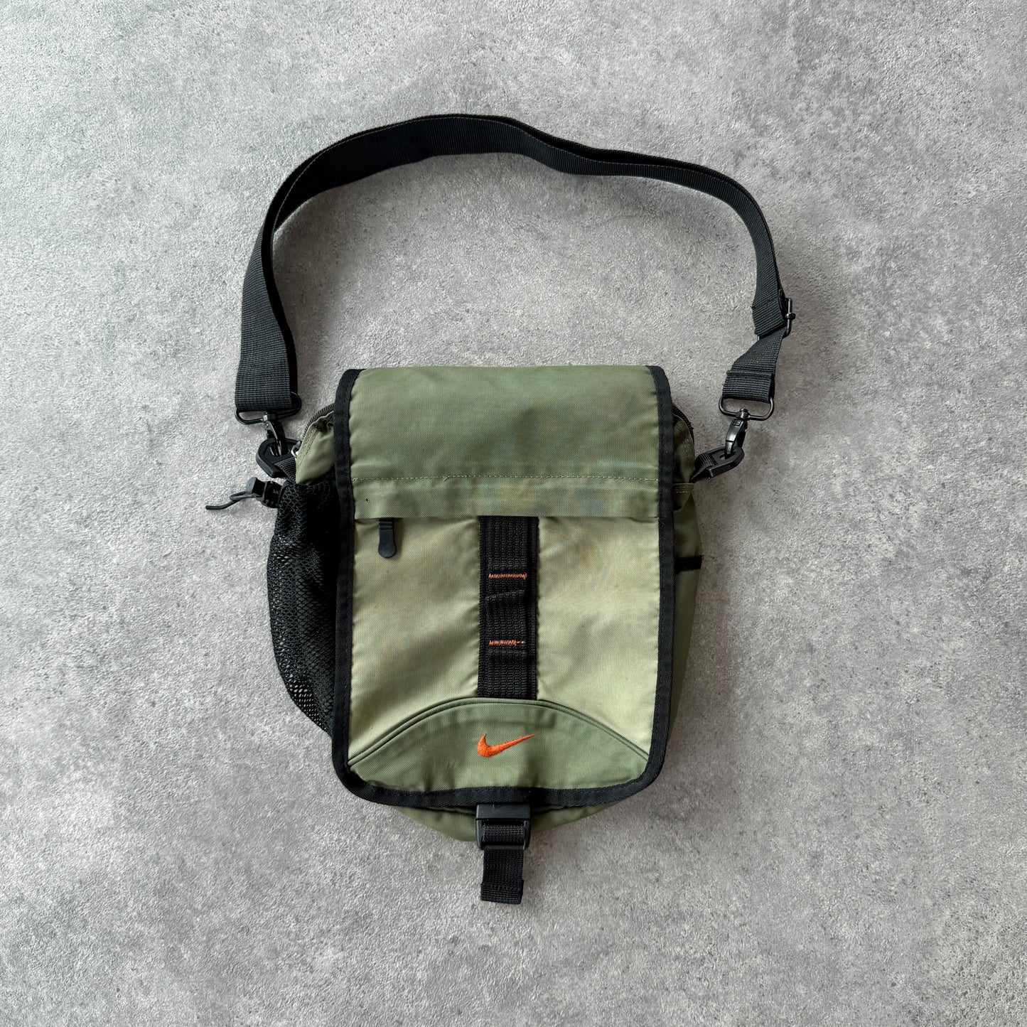 Nike 1990s cross body utility bag (11”x10”)
