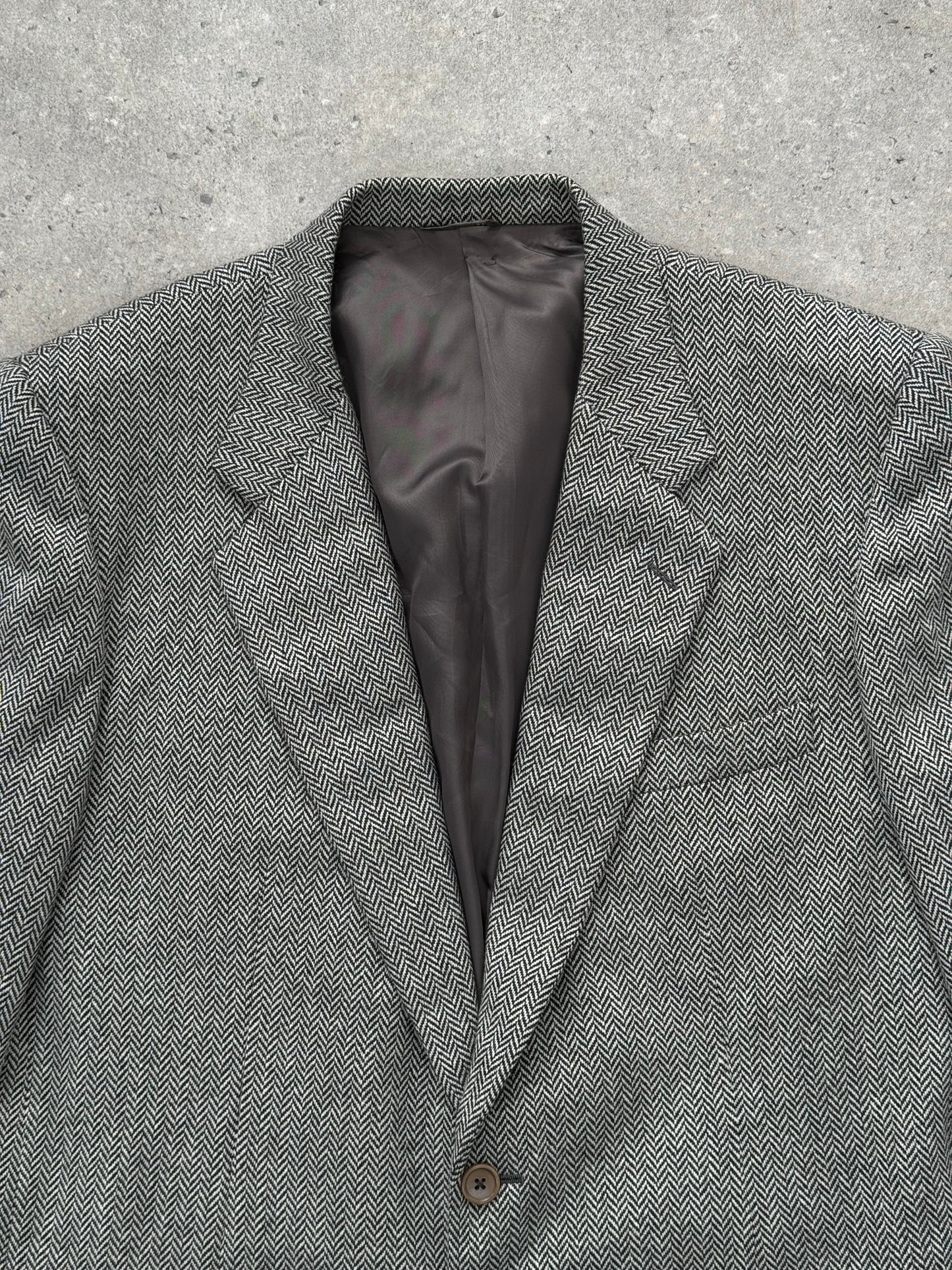 Burberry 1990s pure wool herringbone blazer in XL, featuring classic tailored design and beige herringbone pattern.