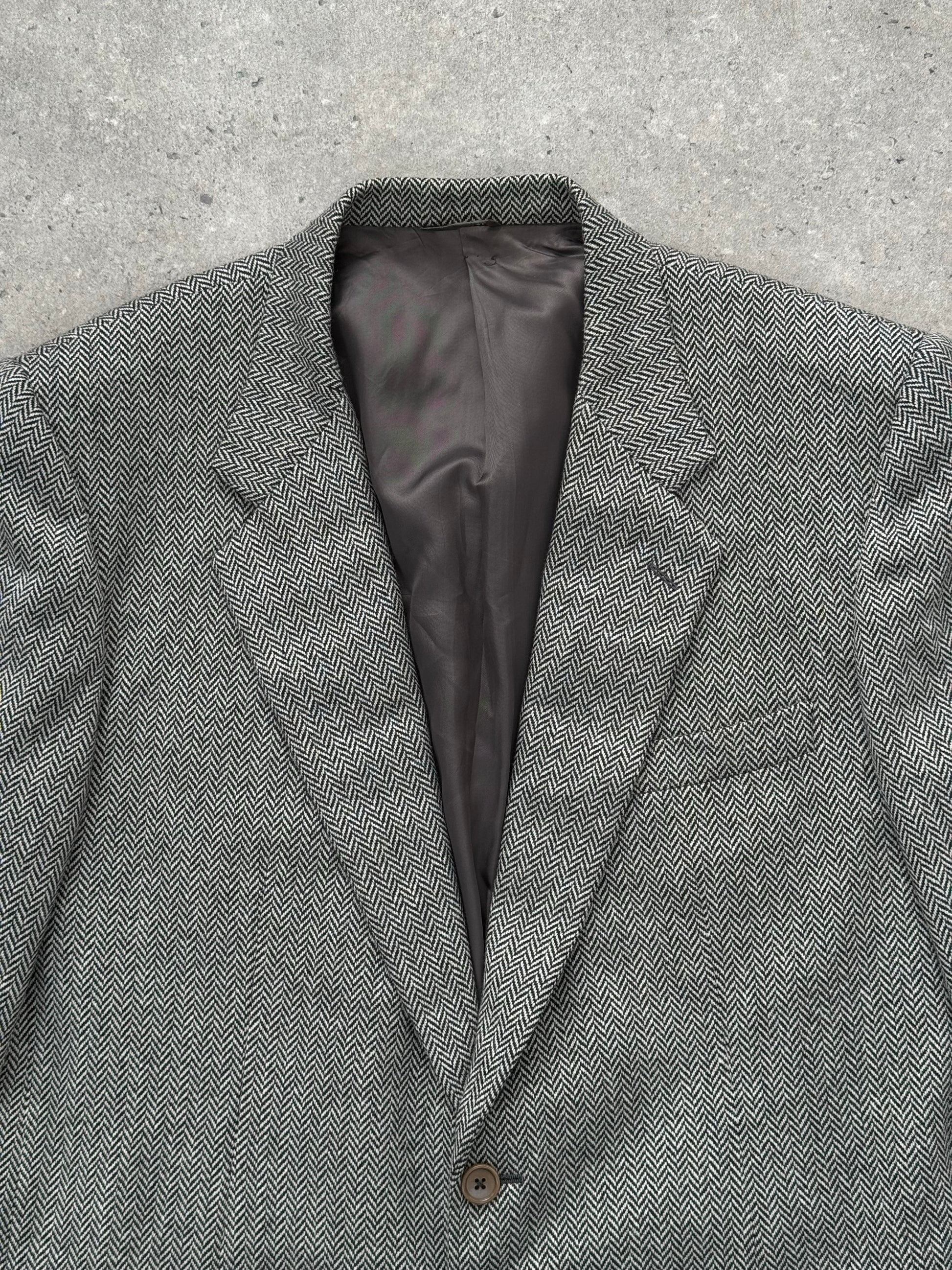 Burberry 1990s pure wool herringbone blazer in XL, featuring classic tailored design and beige herringbone pattern.