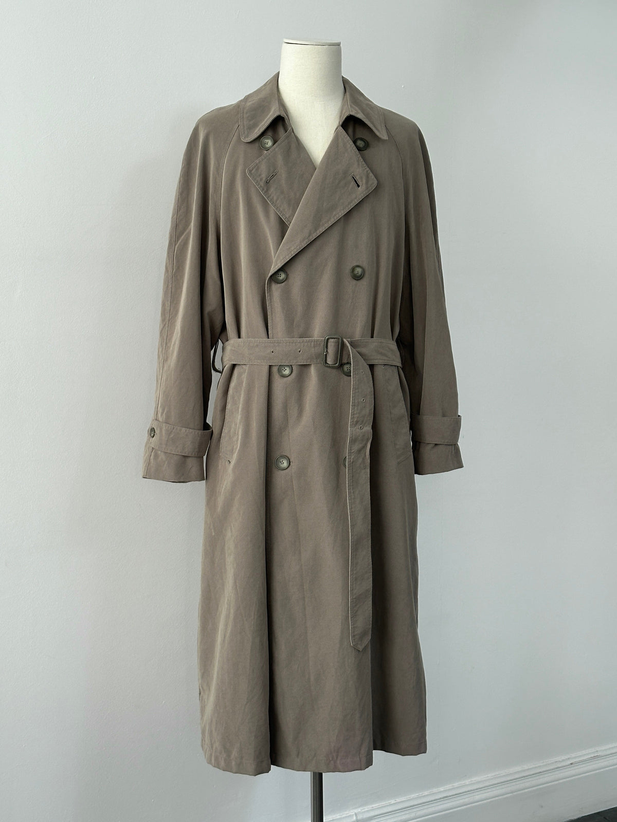 Ralph Lauren Chaps 1990s belted trench coat in XL-XXL, beige color, classic design with waist belt and double-breasted buttons.