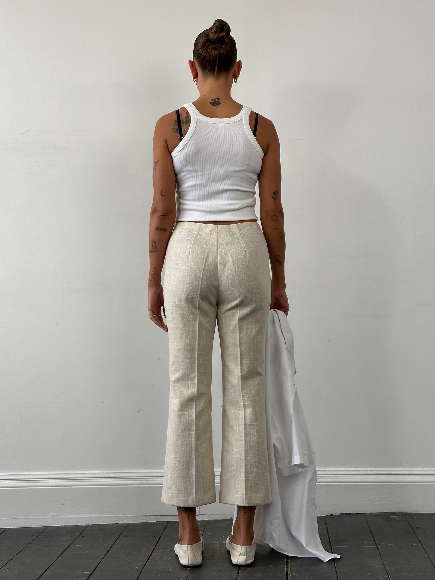 Vintage 1990s linen high waist cropped trousers, W26, shown flat with front pockets and relaxed fit, in natural beige color.