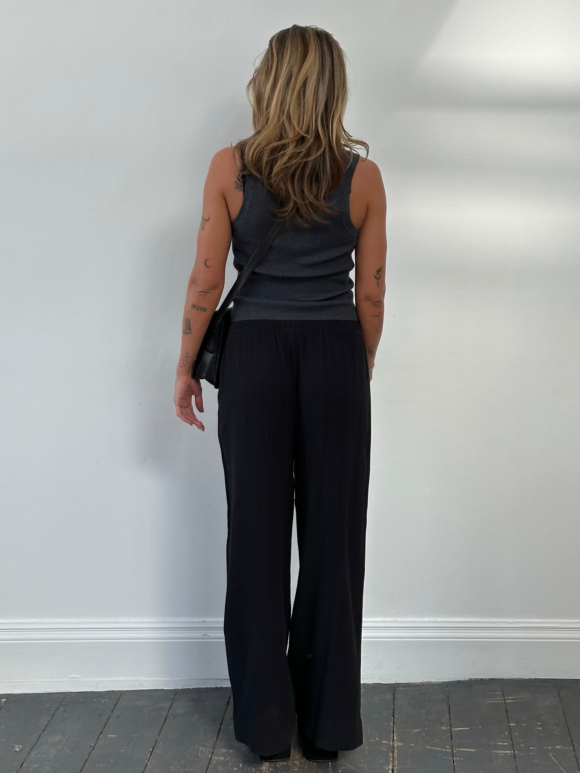 DKNY beachwear wide-leg trousers made of pure cotton, showing a relaxed fit in light fabric, available in sizes W28-32.