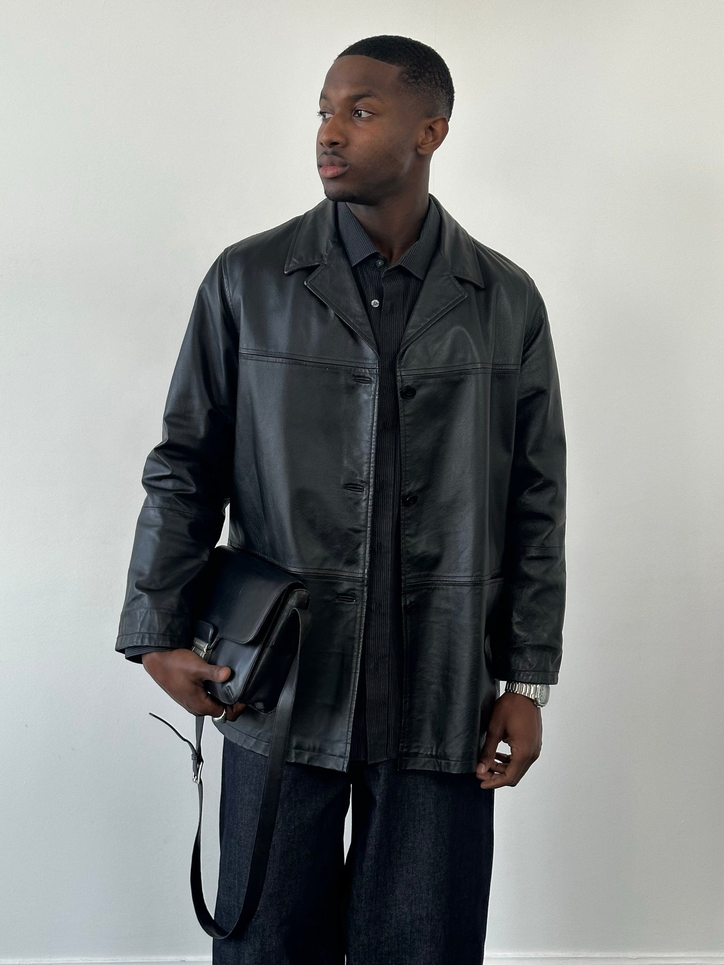 Vintage Italian vintage 1990s single-breasted leather jacket, size L, with classic design and rich leather texture.