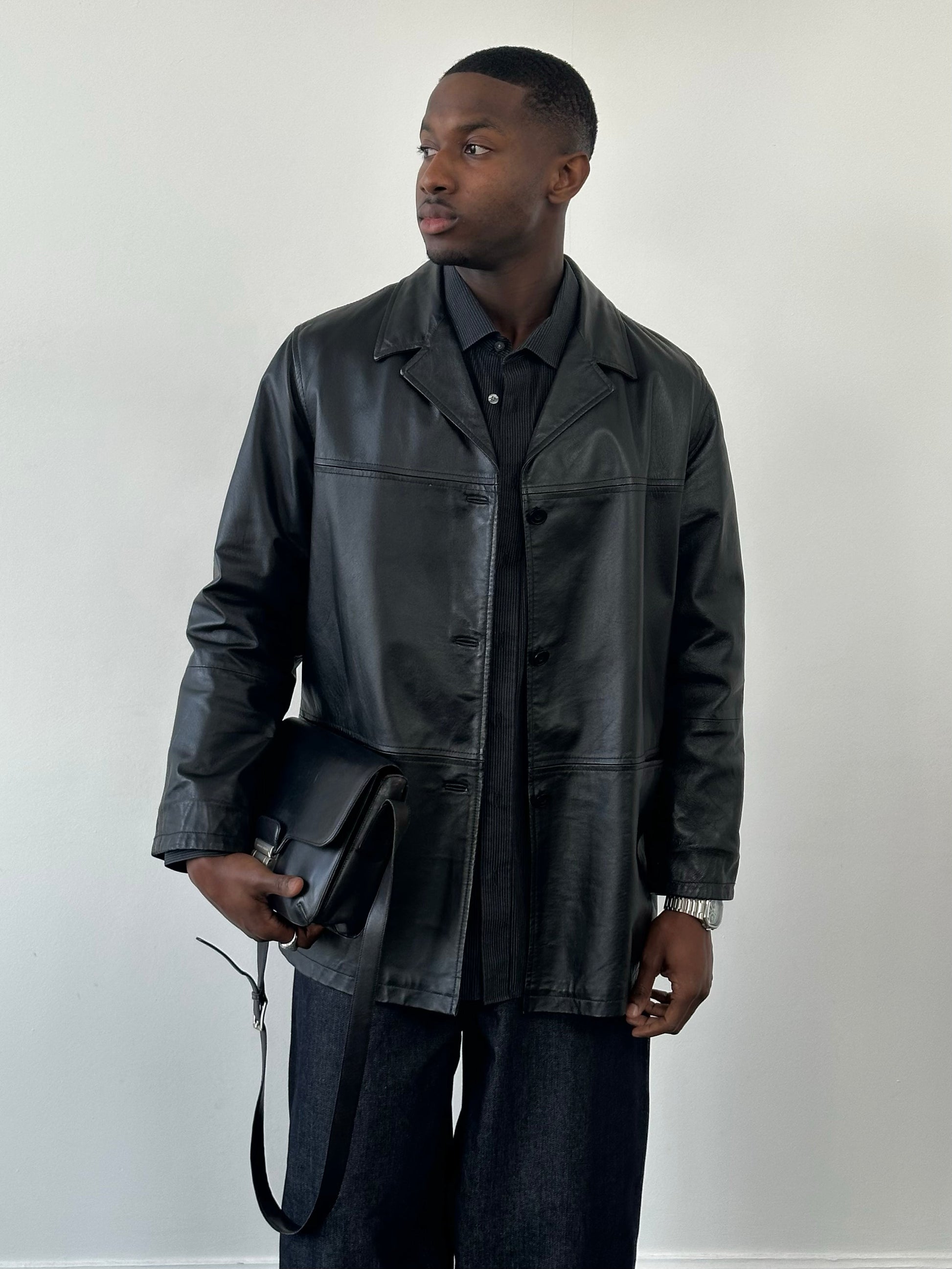 Vintage Italian vintage 1990s single-breasted leather jacket, size L, with classic design and rich leather texture.