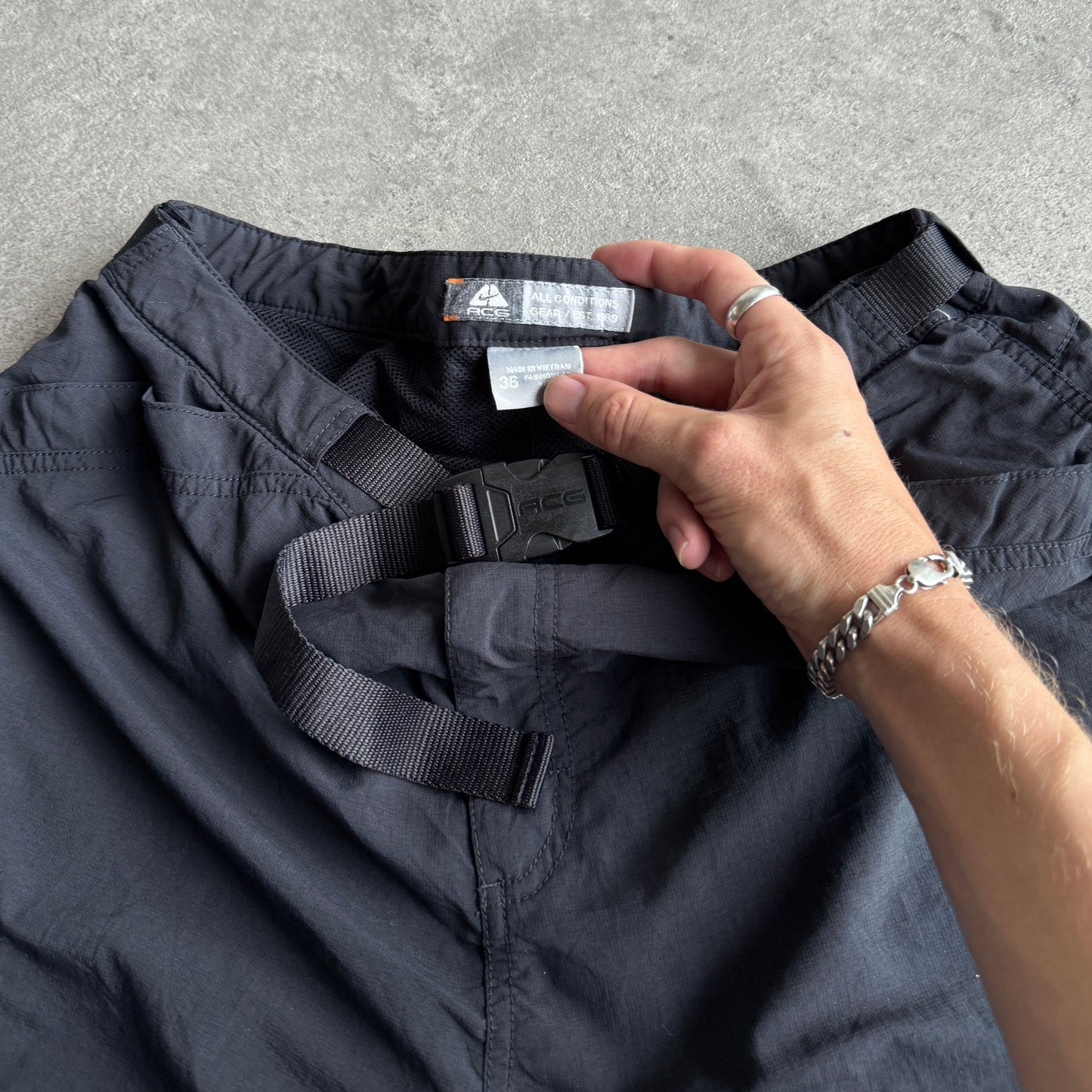 Nike ACG 1990s technical cargo shorts (L)