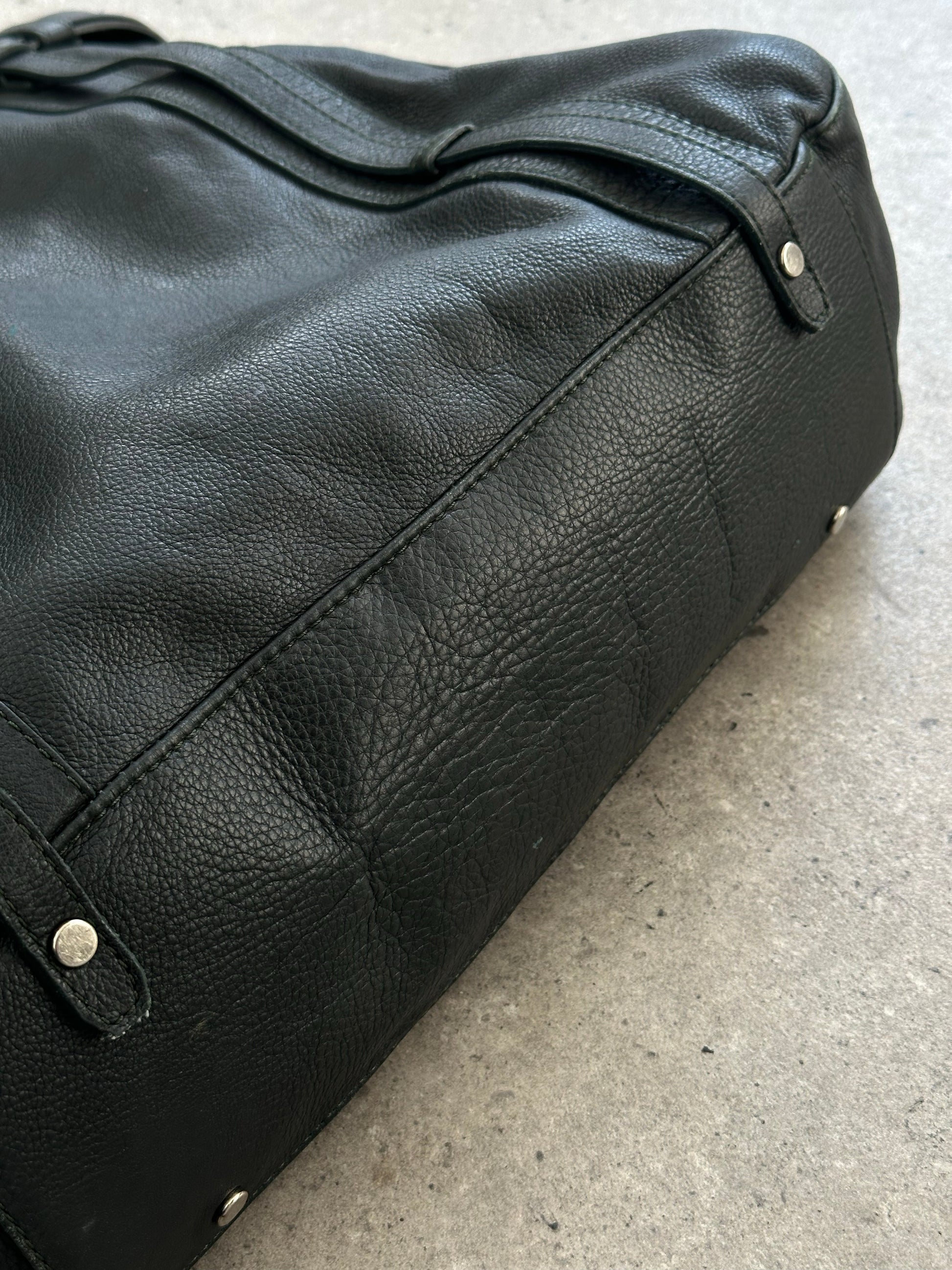 Italian vintage leather shoulder bag with buckle closure from the 2000s, featuring a classic, stylish design.