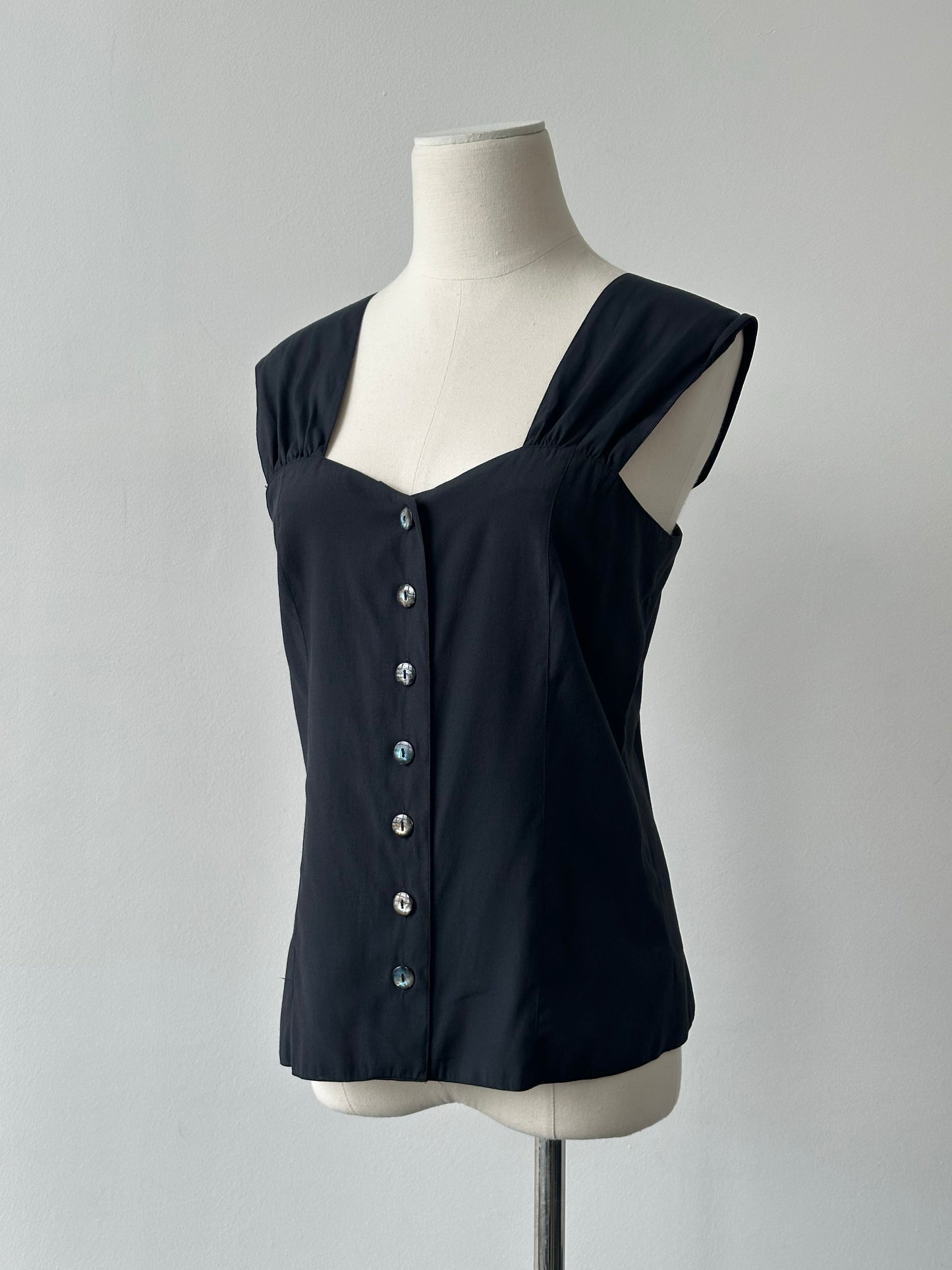 Vintage 1990s button-down sweetheart neckline top in size S, featuring classic design and soft fabric detail.