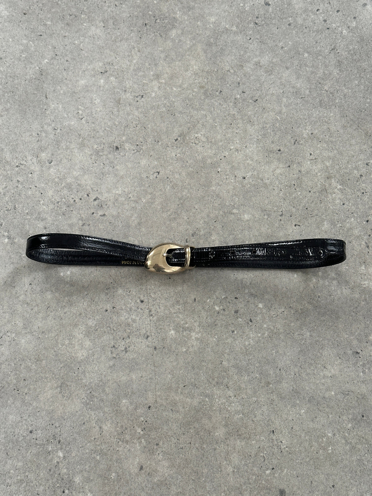 Jaeger 1990s patent leather sculptural buckle belt with W30-35 size, featuring a distinctive buckle and glossy finish.