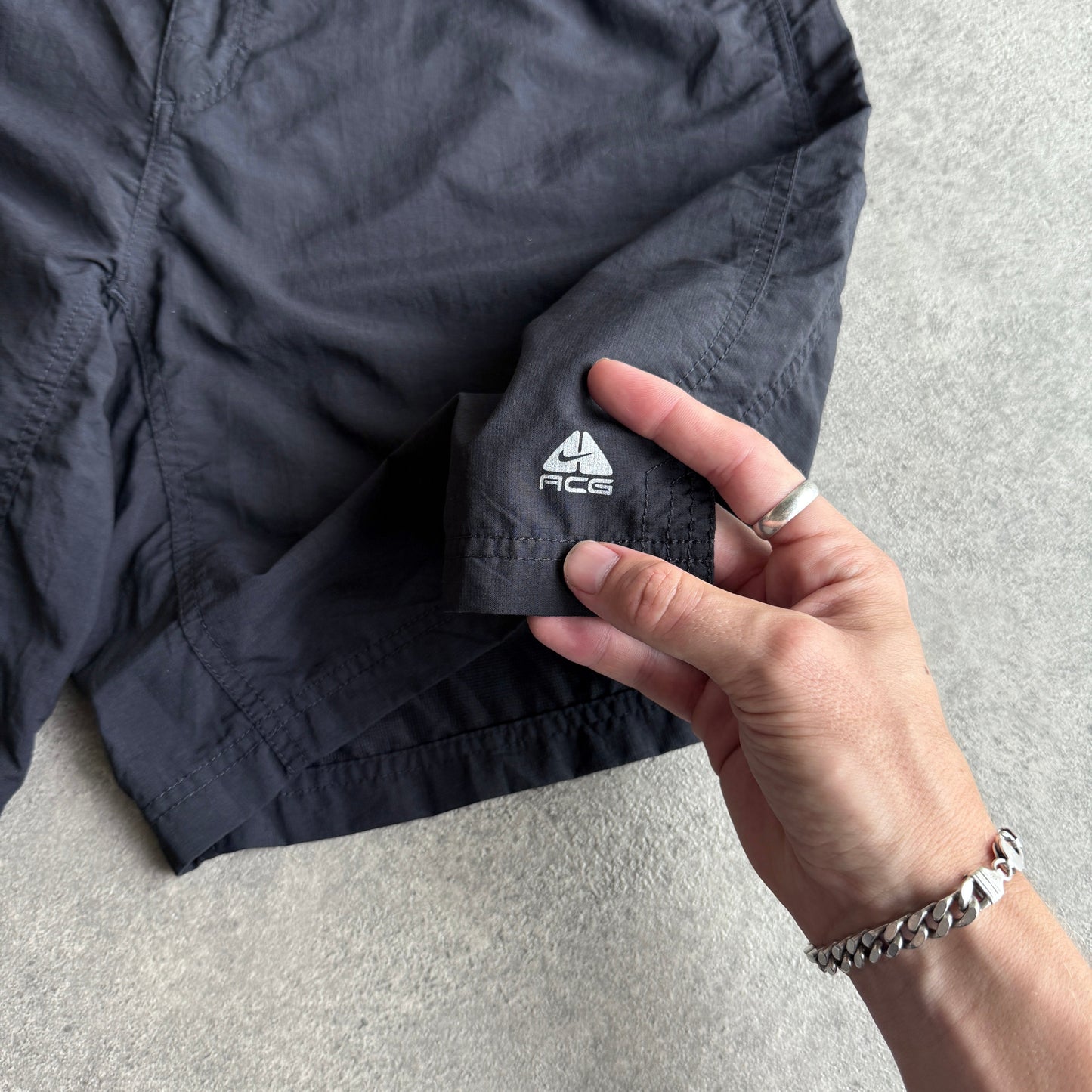 Nike ACG 1990s technical cargo shorts (L)