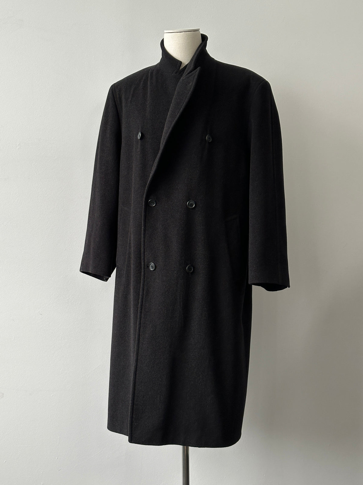 Vintage 1990s pure wool double-breasted coat in XL with classic design and tailored fit, featuring wide lapels and button details.