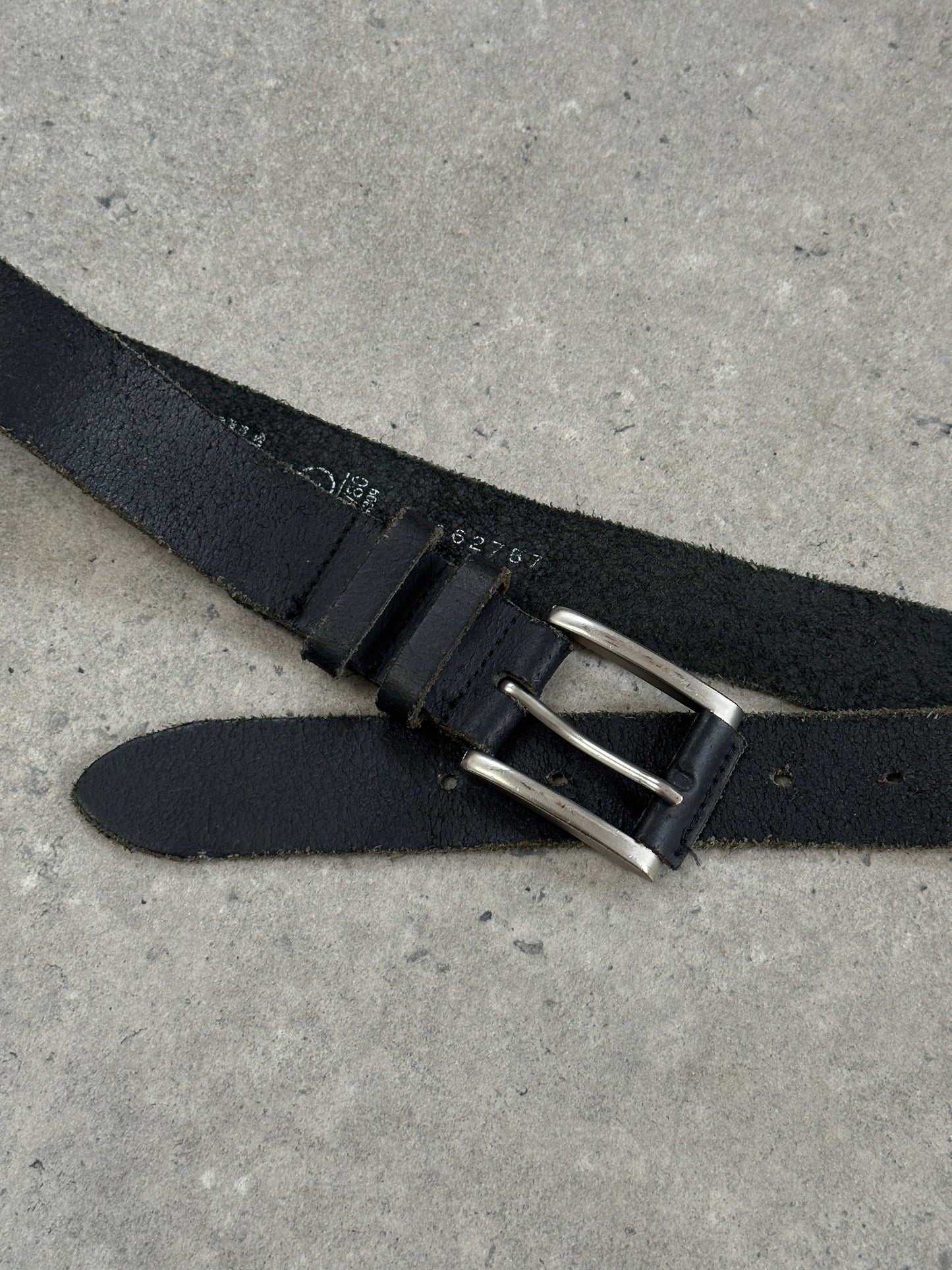 Vintage 1990s chrome distressed leather belt with metal buckle, adjustable W27-33, casual accessory.