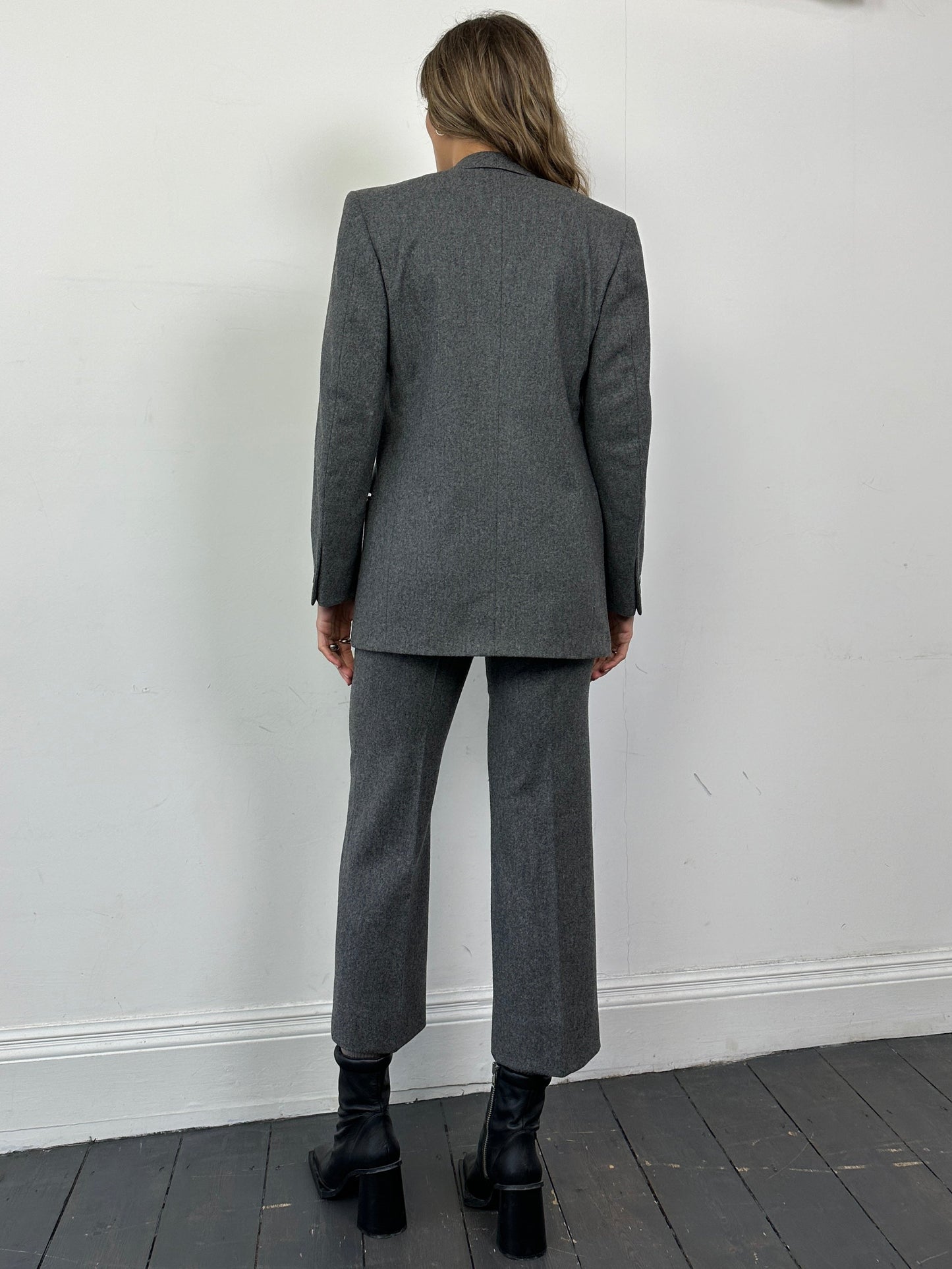 Vintage Italian pure wool single-breasted suit in size XS/W27, featuring classic tailored design and vintage craftsmanship.