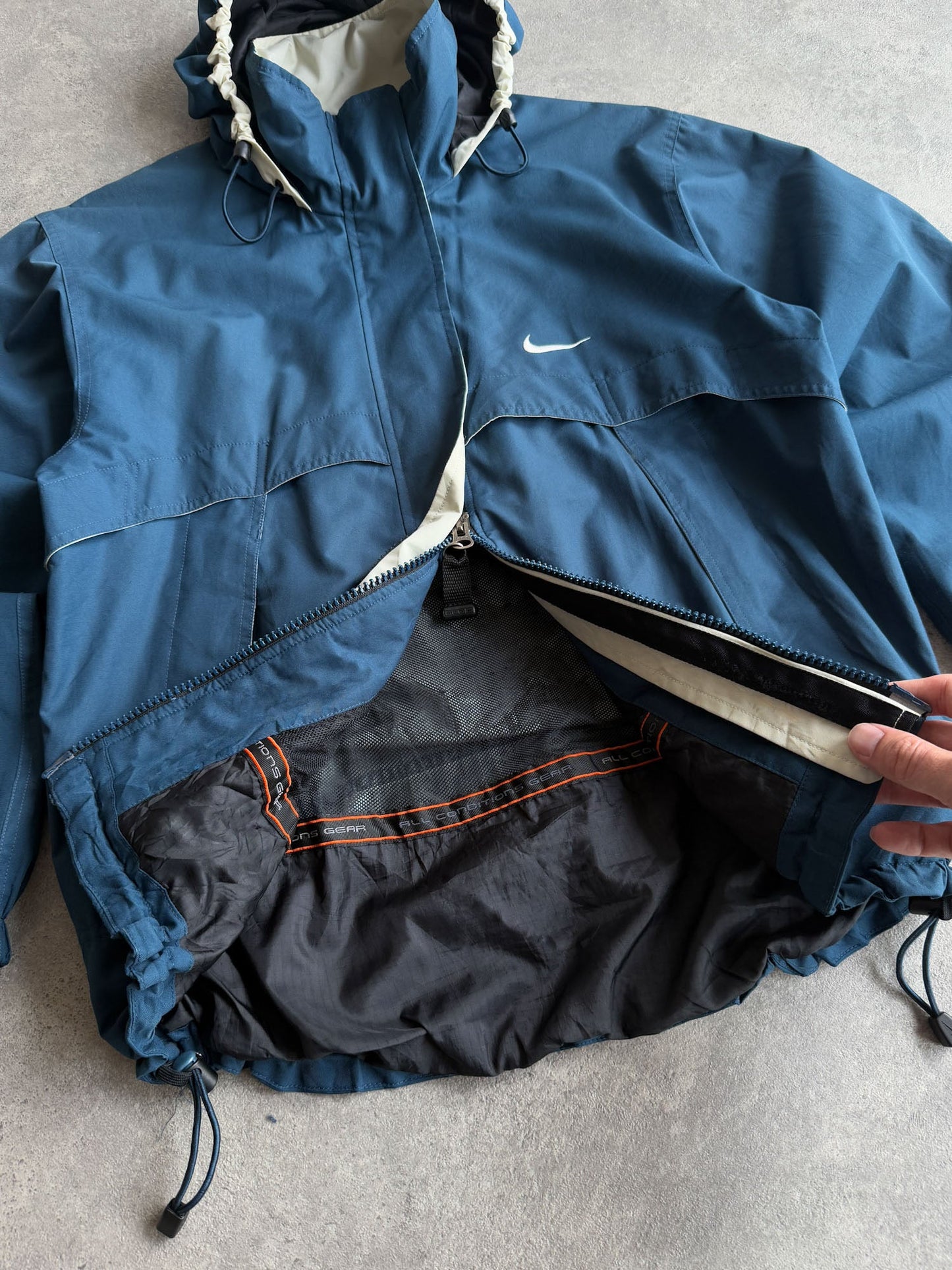 nike acg 1990s lightweight technical waterproof jacket (m)